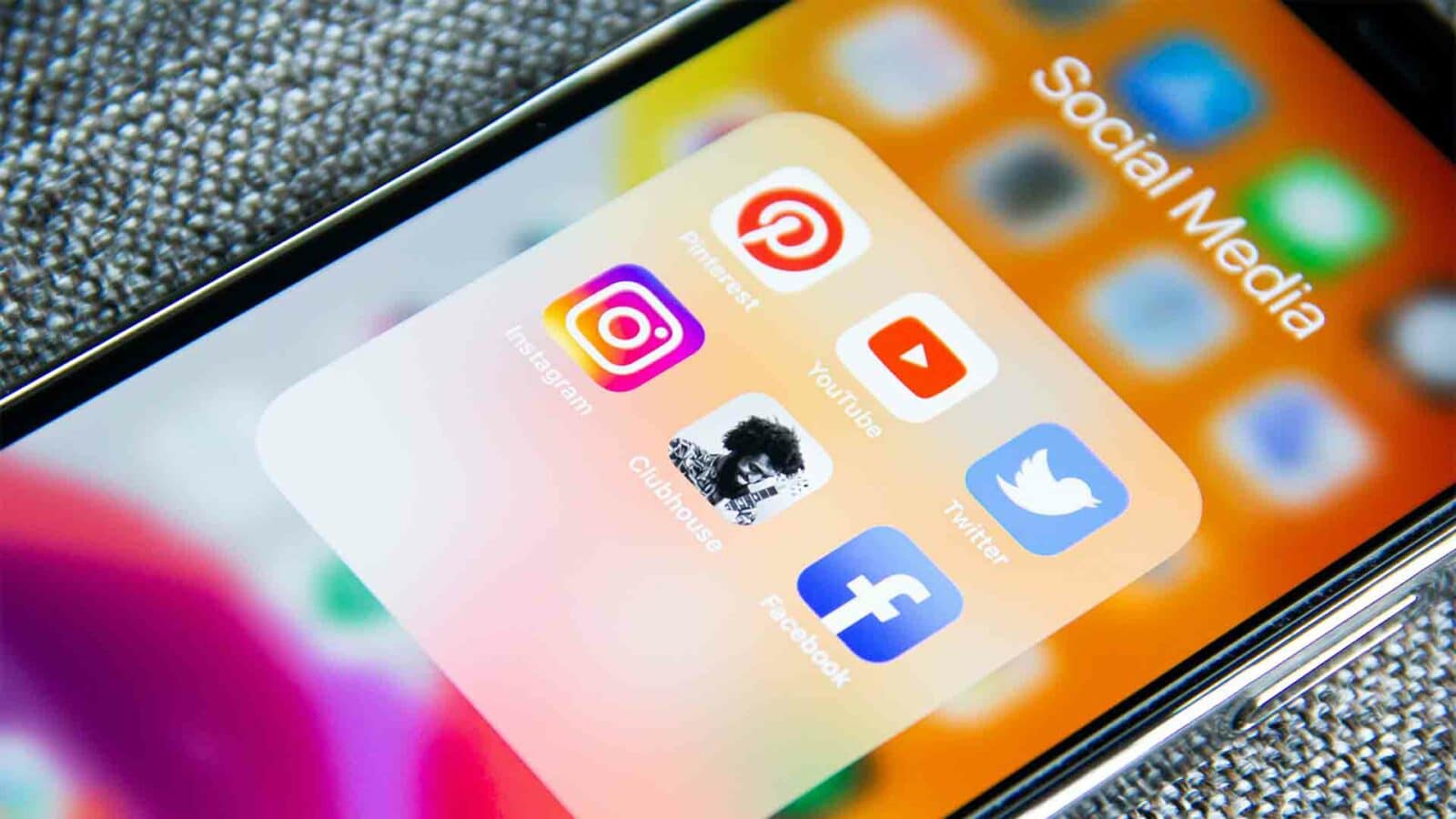 La fotocamera si concentra su un telefono cellulare. App di social media