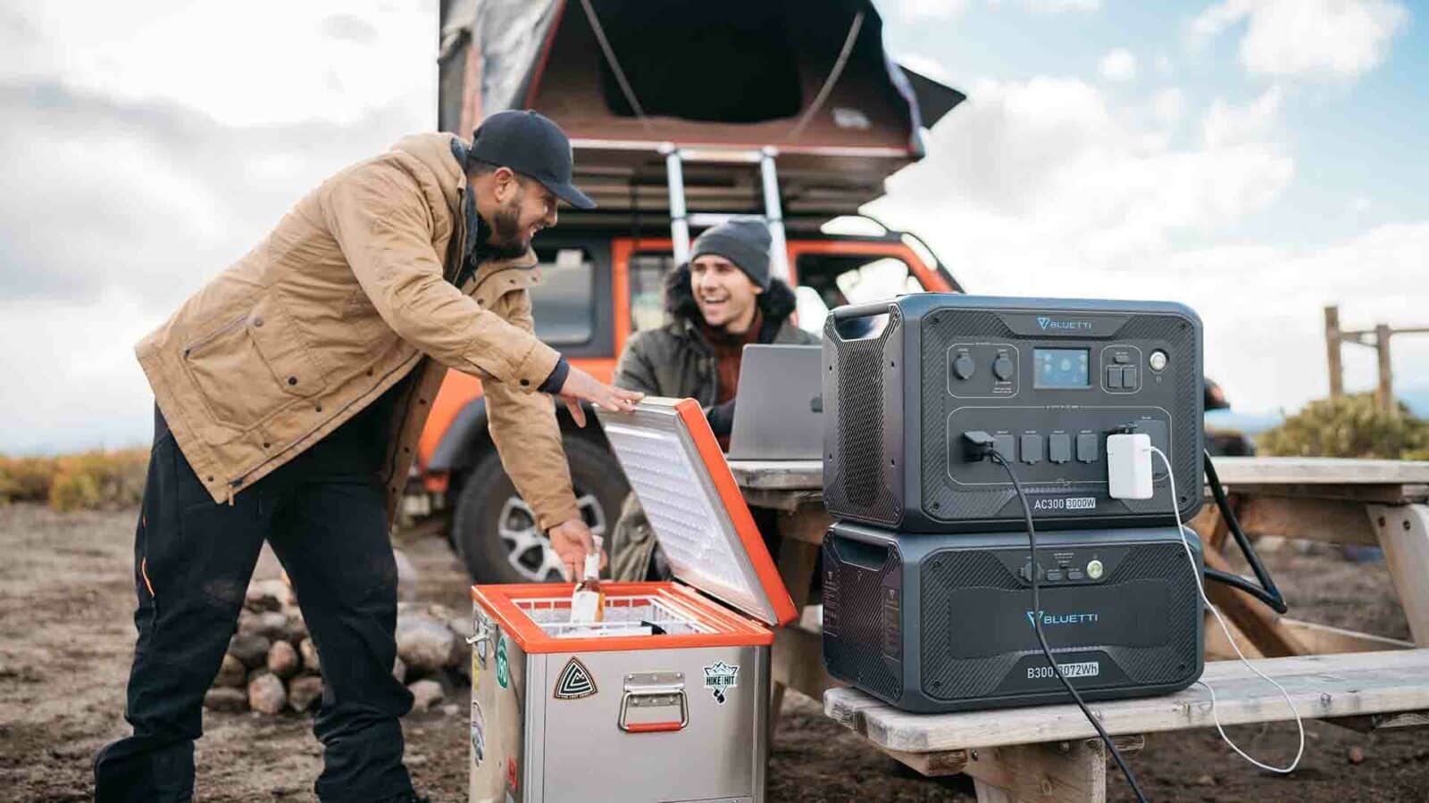 人が装備を持って屋外に立ち、空を見上げています。