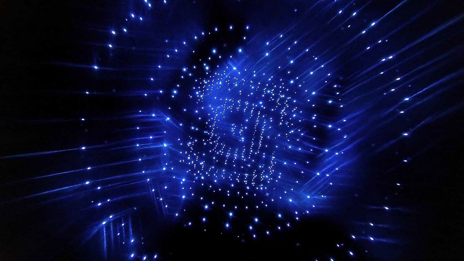 Il cielo notturno è illuminato da vibranti fuochi d'artificio di luce blu Majorelle.