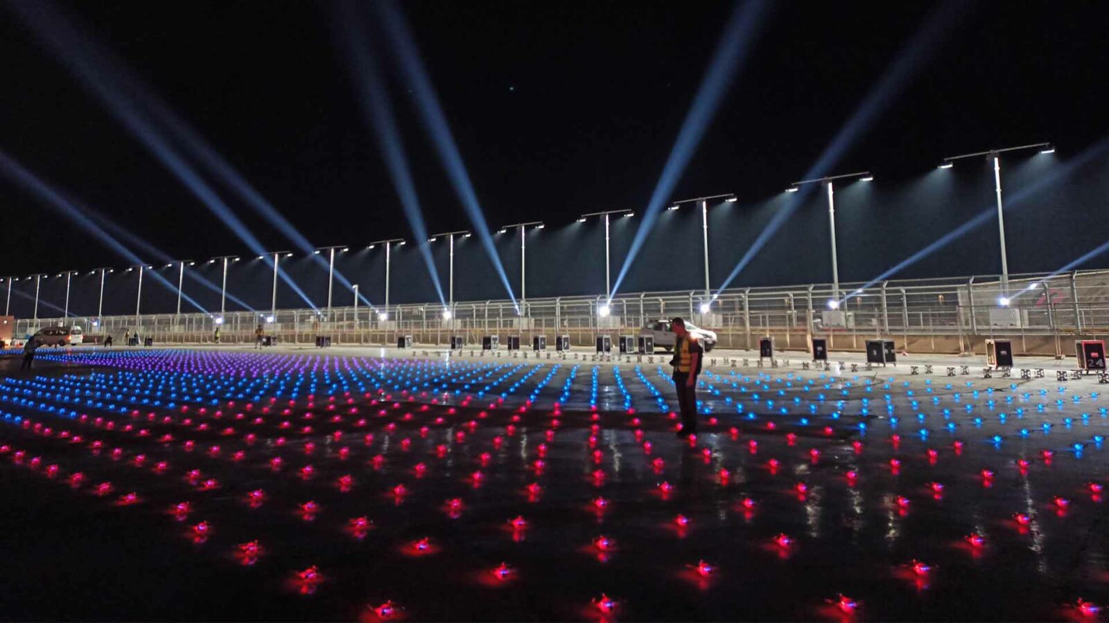 L'arène extérieure est illuminée par les lumières vives du concert nocturne.