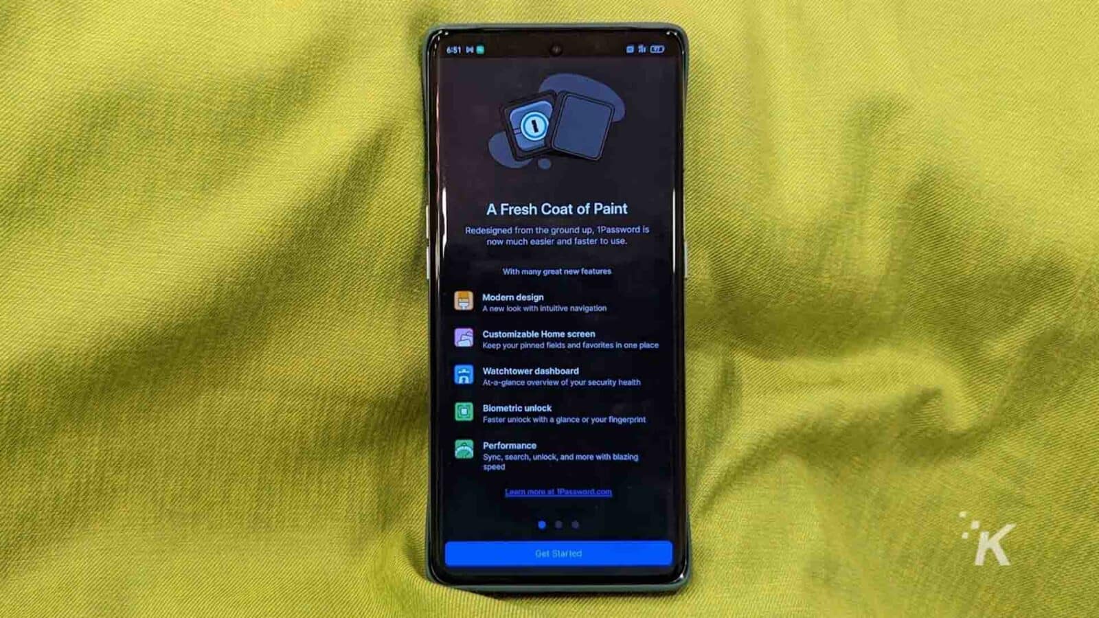 Uno smartphone mostra uno screenshot dell'app 1Password riprogettata con il suo design moderno, navigazione intuitiva, schermata iniziale personalizzabile, dashboard Watchtower, sblocco biometrico e prestazioni migliorate.