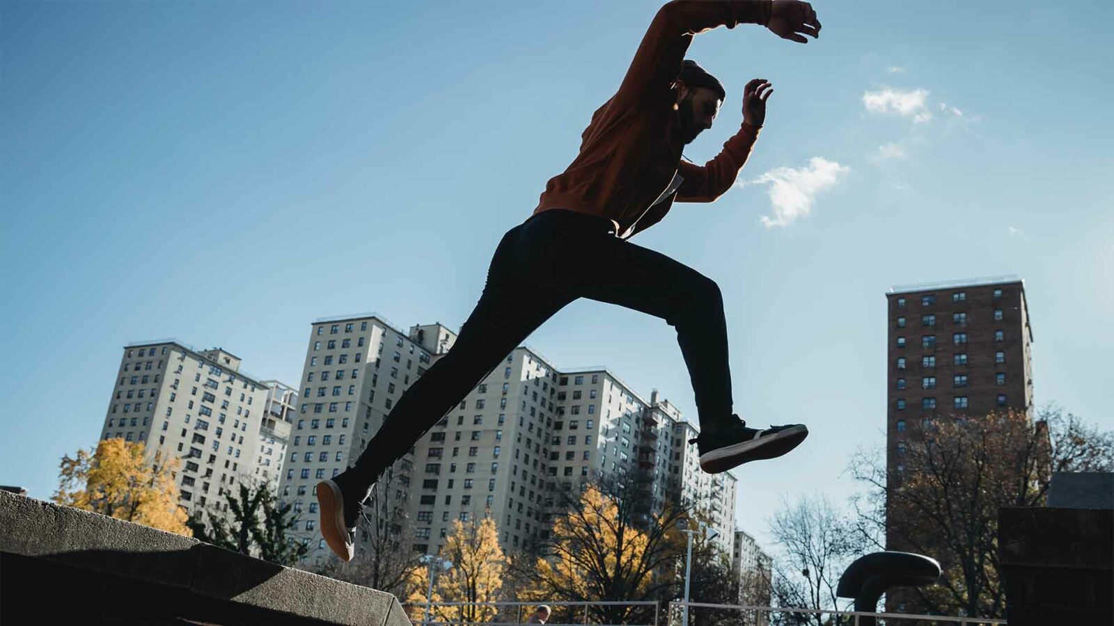 Une personne saute en l'air.