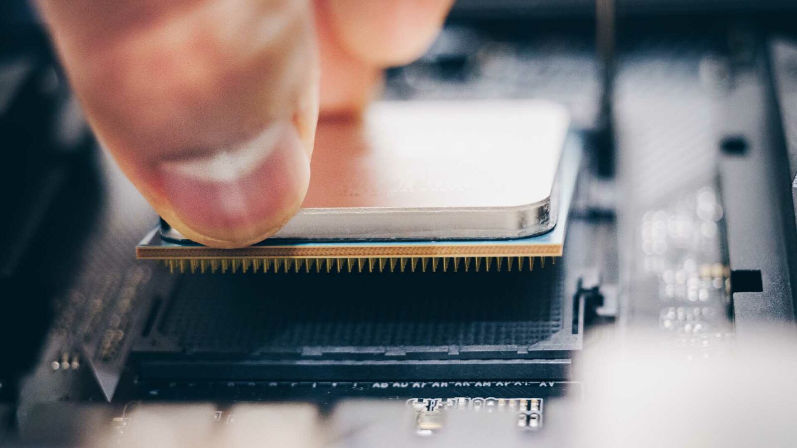 Una persona sta lavorando sull'elettronica in un ambiente interno, utilizzando la propria conoscenza dell'ingegneria elettronica.