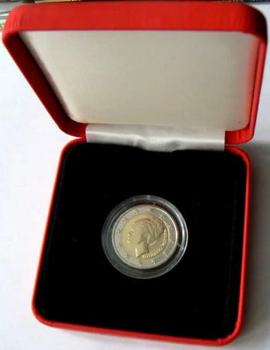 The Grace Kelly Coin in Single Case Red Quill Flower