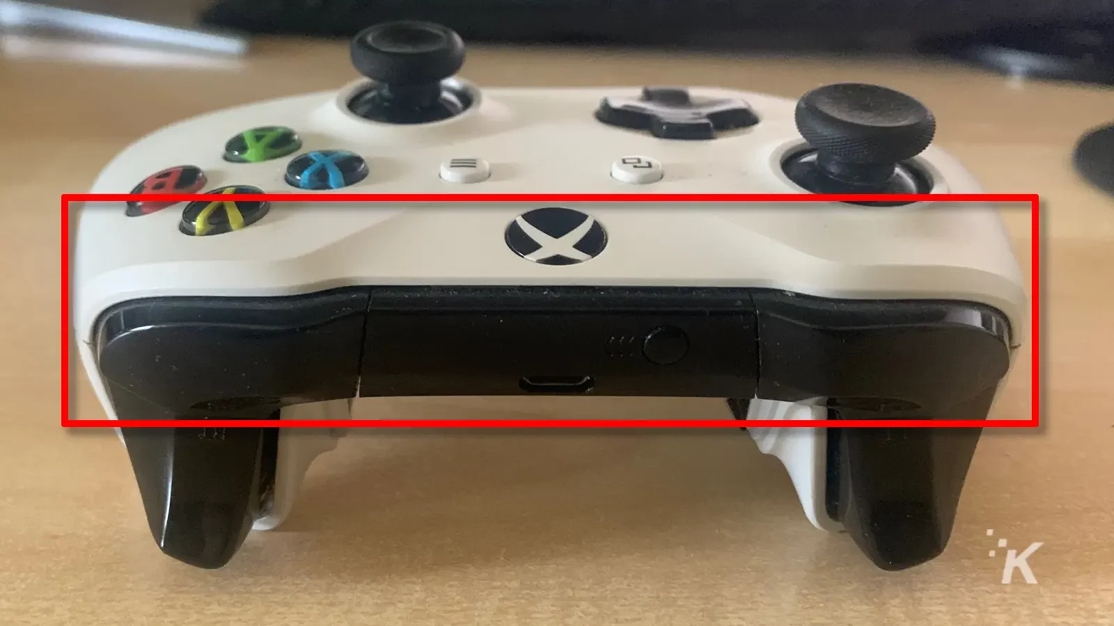 parte superiore del controller Xbox One con riquadro rosso attorno alla parte nera - Bluetooth