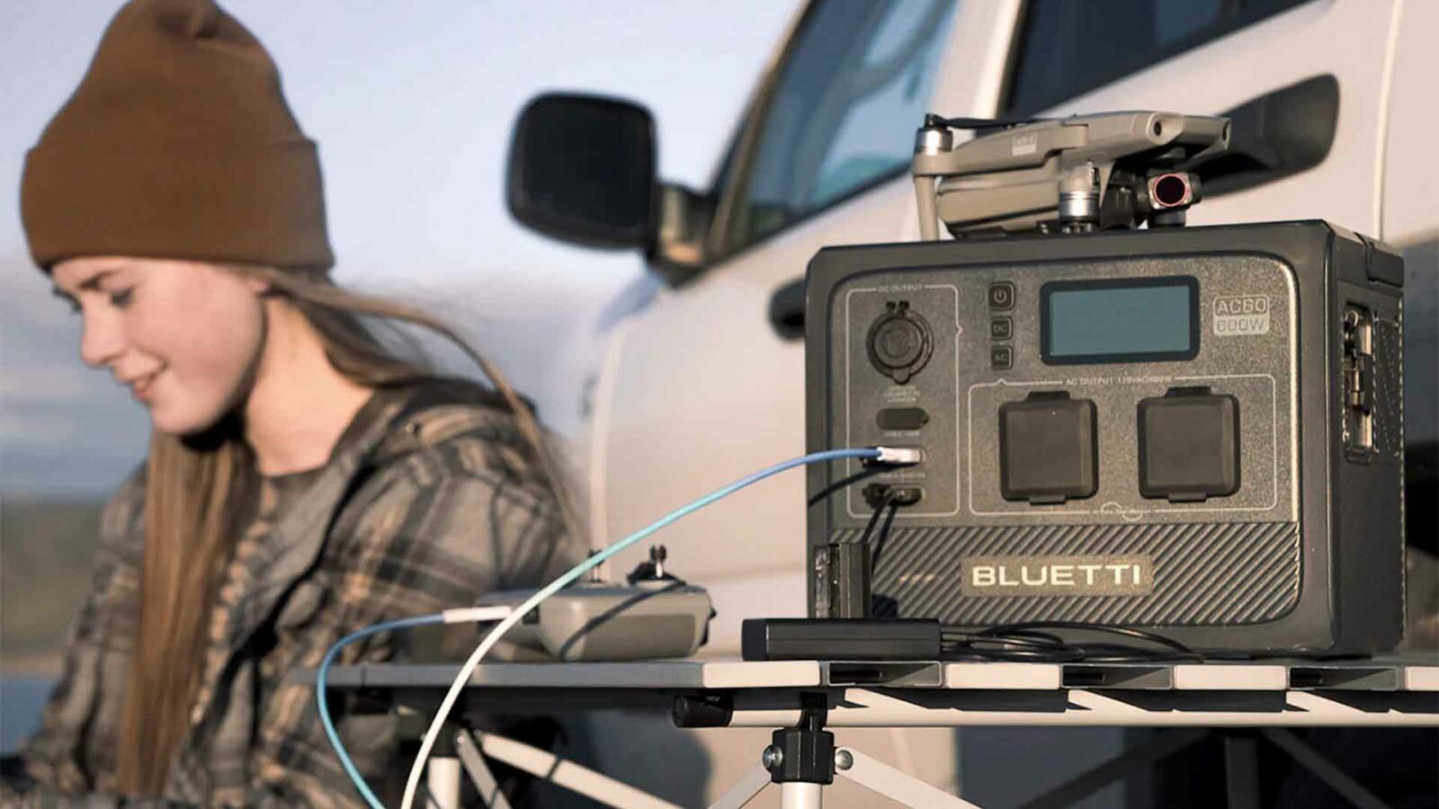 Una persona si trova all'aperto e cattura un volto umano con una telecamera montata su un veicolo.