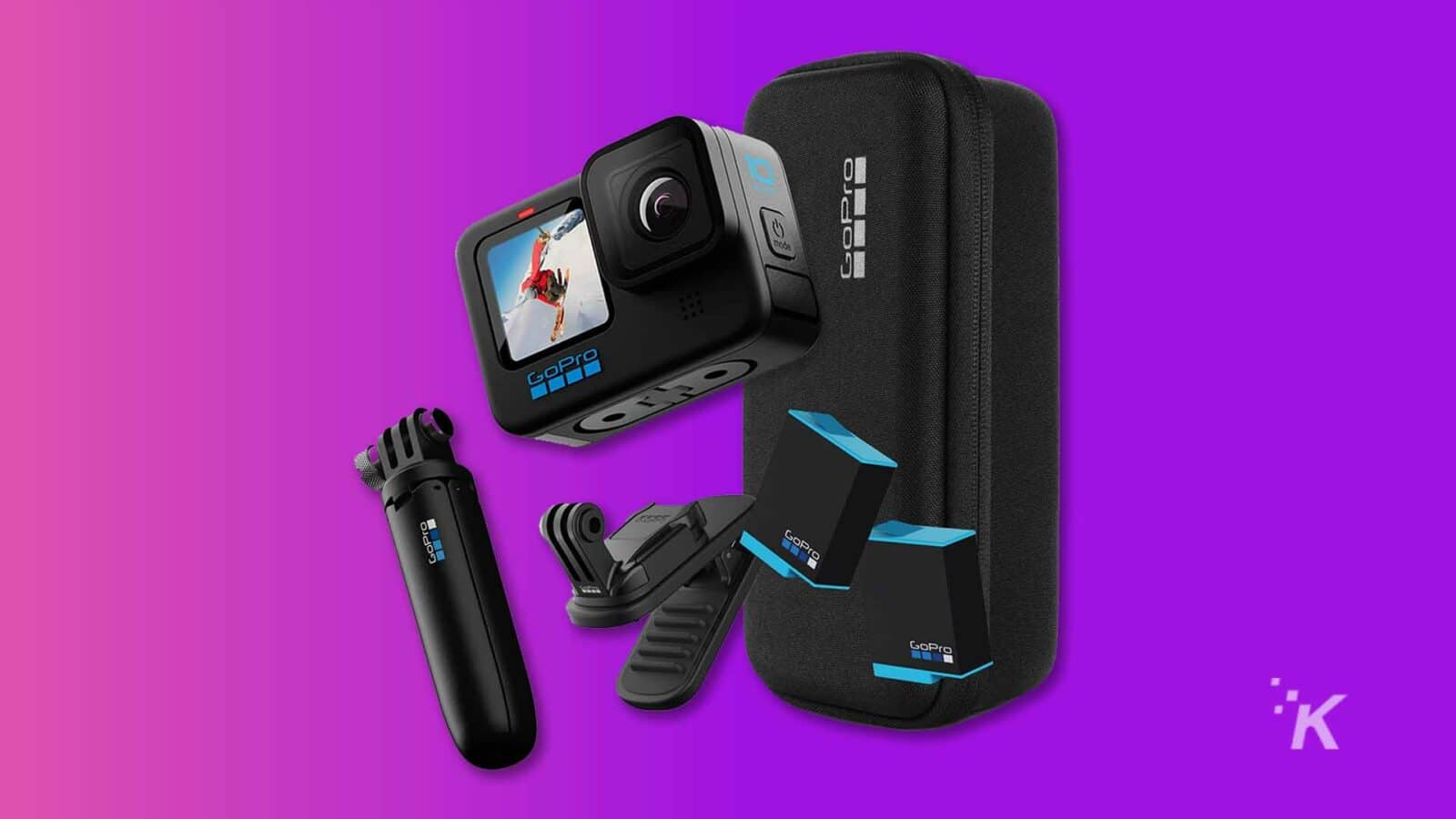 Um smartphone com uma câmera GoPro acoplada fica sobre uma superfície texturizada, pronto para ser levado com você como parte de seu dispositivo eletrônico de transporte diário.