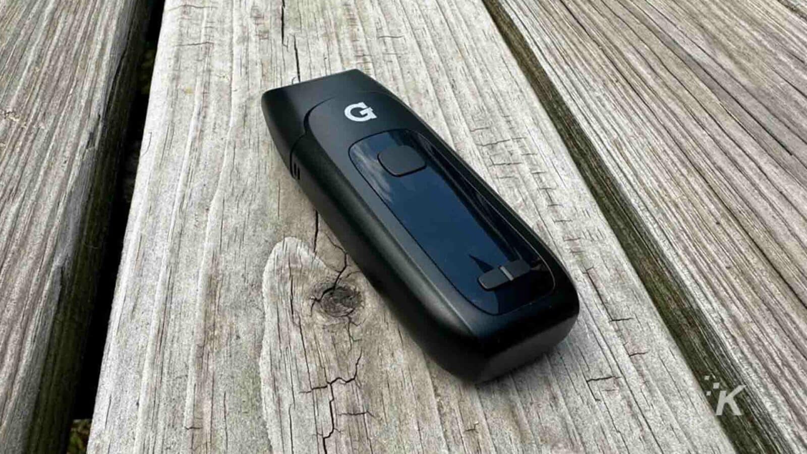 G-Pen Dash+vaporizador em deck de madeira