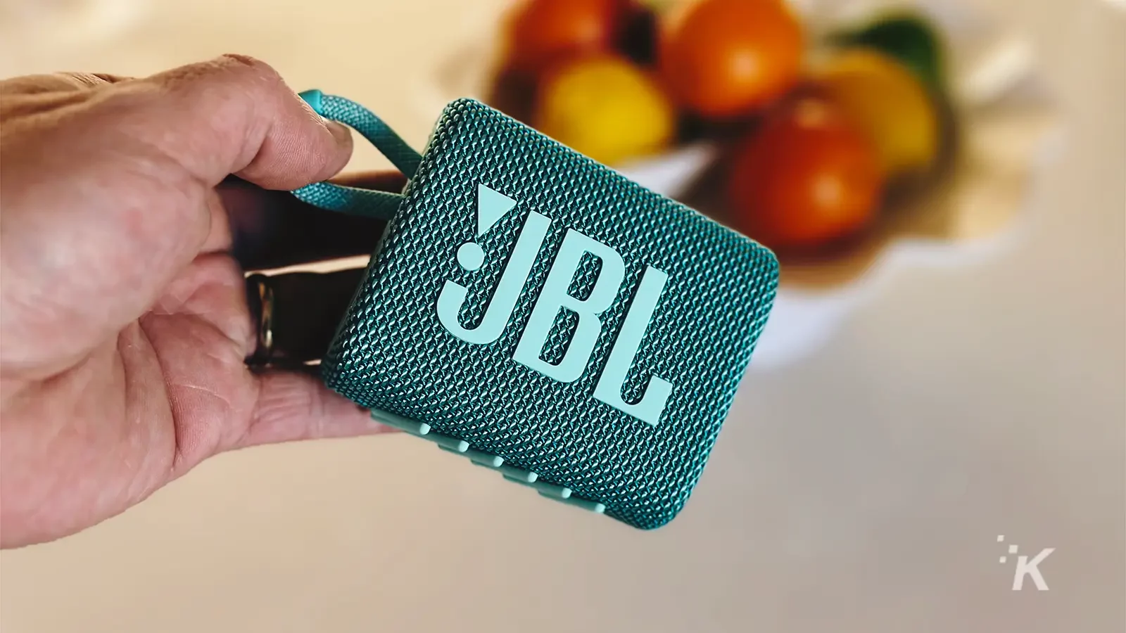 JBL Go 3 ลำโพงพกพาสีน้ำเงินอมเขียวอยู่ในมือ