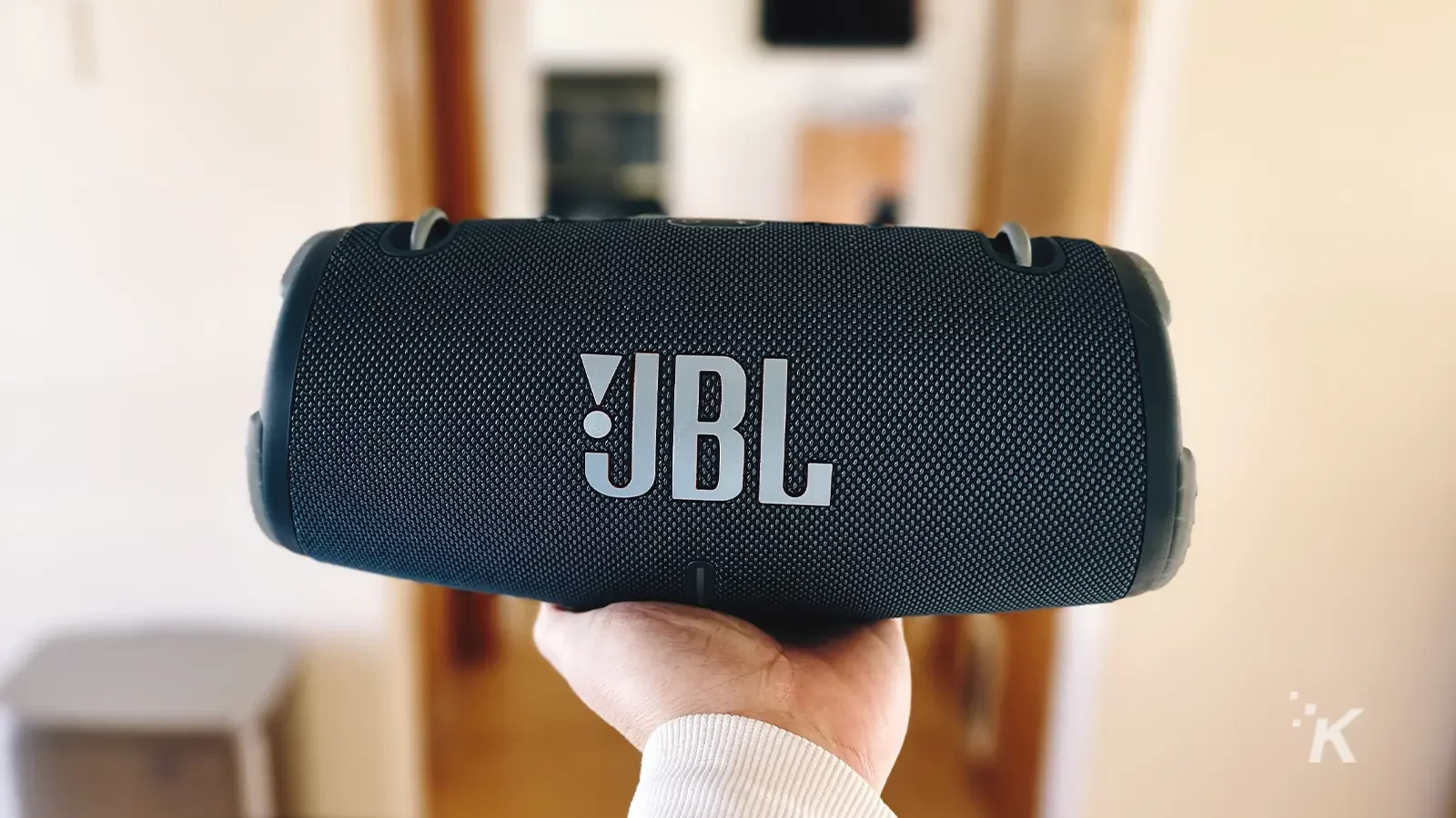 Speaker portabel JBL Xtreme 3 berwarna hitam di tangan