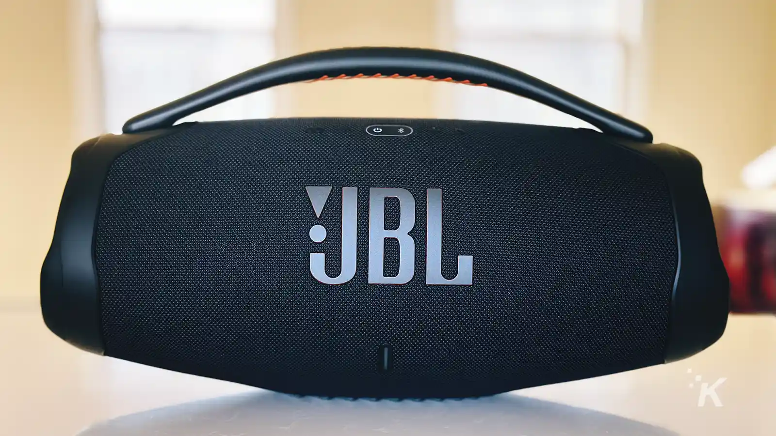 JBL Boombox 3 tragbarer Lautsprecher schwarz auf einer Tischfront