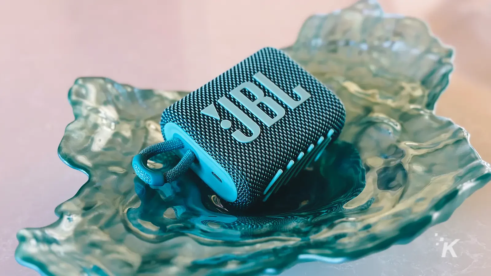 Caixa de som portátil JBL Go 3 azul-petróleo em uma bandeja