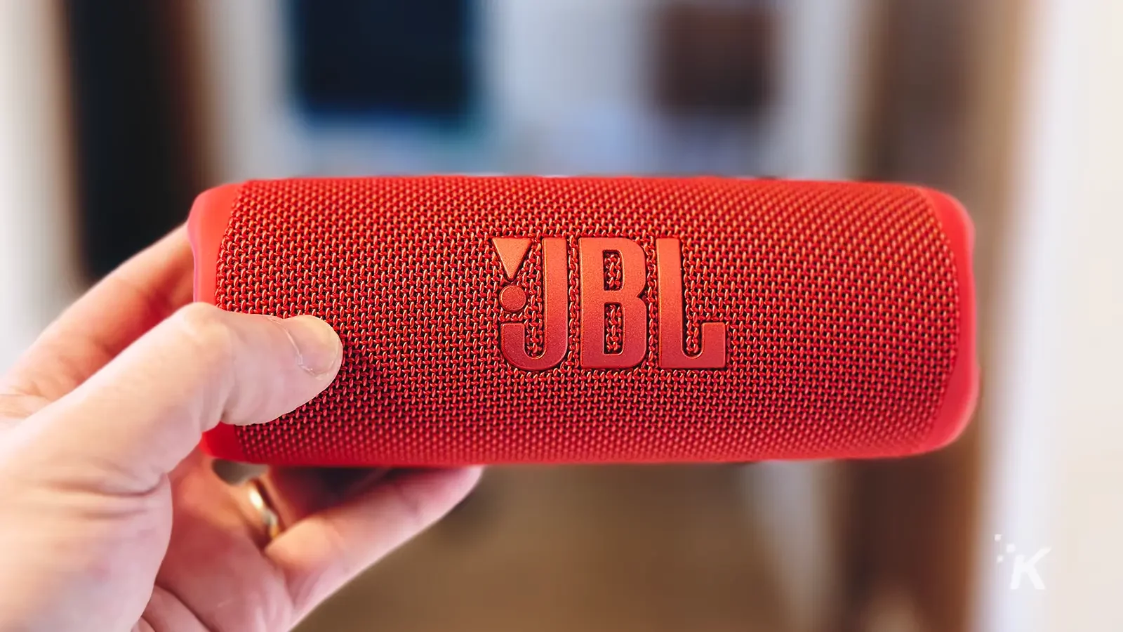 JBL Flip 6 ลำโพงพกพาสีแดงในมือ