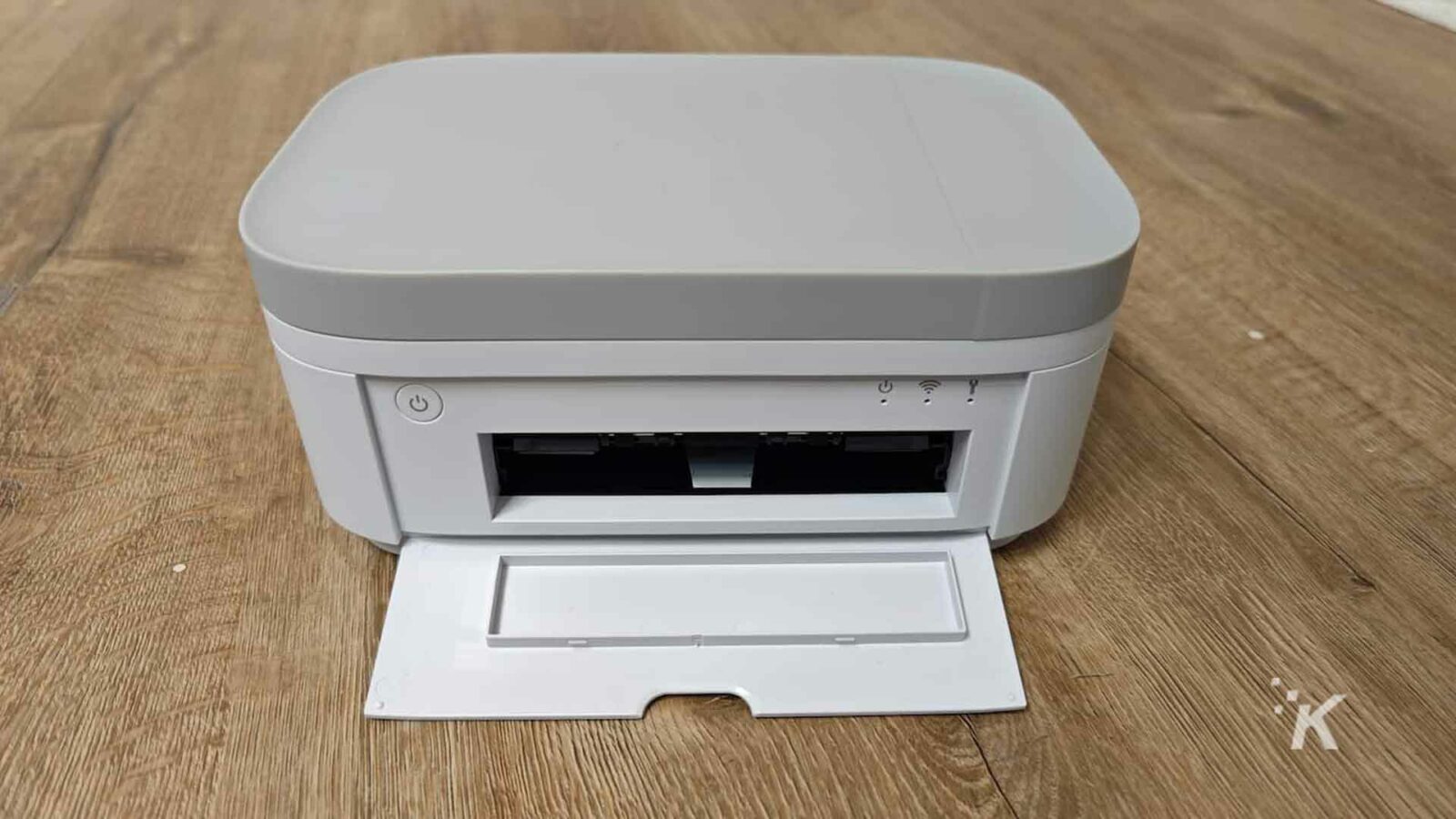 Imprimante HP blanche sur le sol