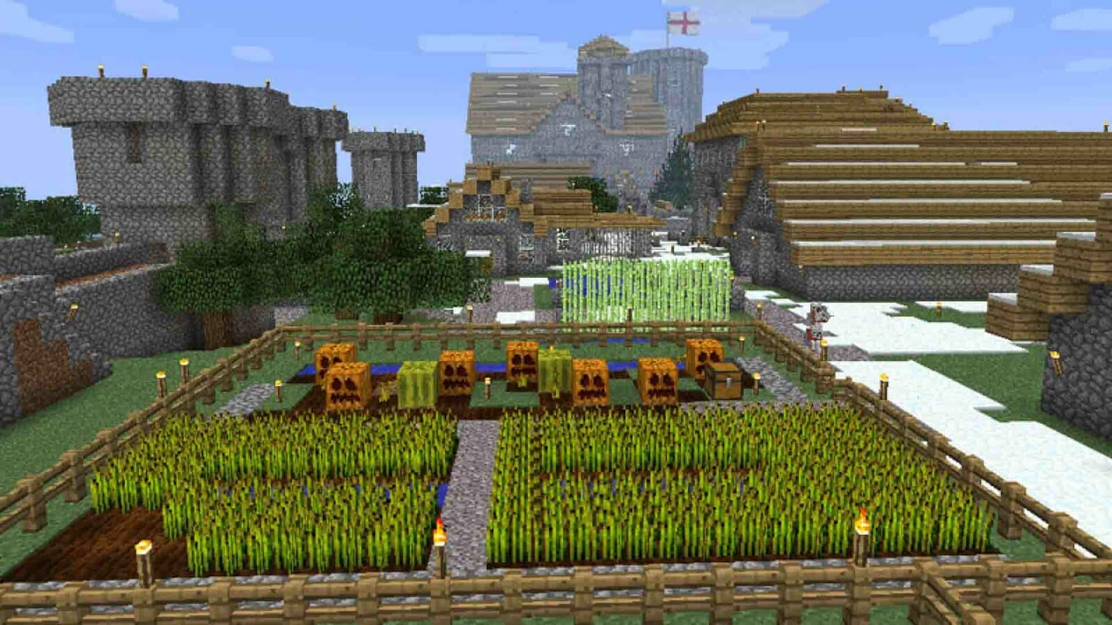 Bujny ogród z wysokim drzewem i wysokim wieżowcem stoi na zewnątrz miasta, otoczony jasnym niebem usianym puszystymi chmurami w grze Minecraft