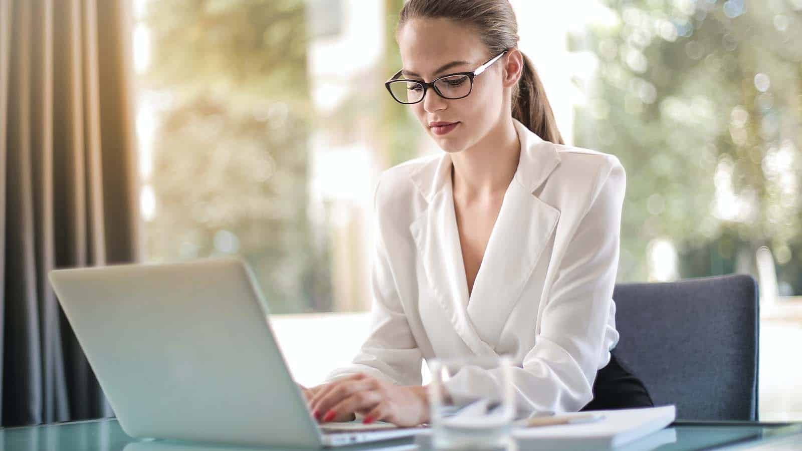 Frau arbeitet am Laptop