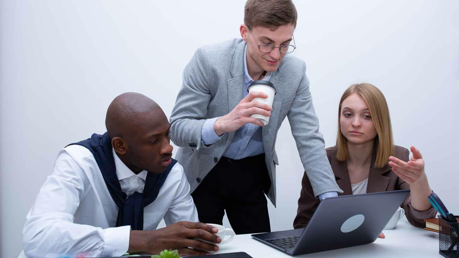 Un grup vizionează un laptop.