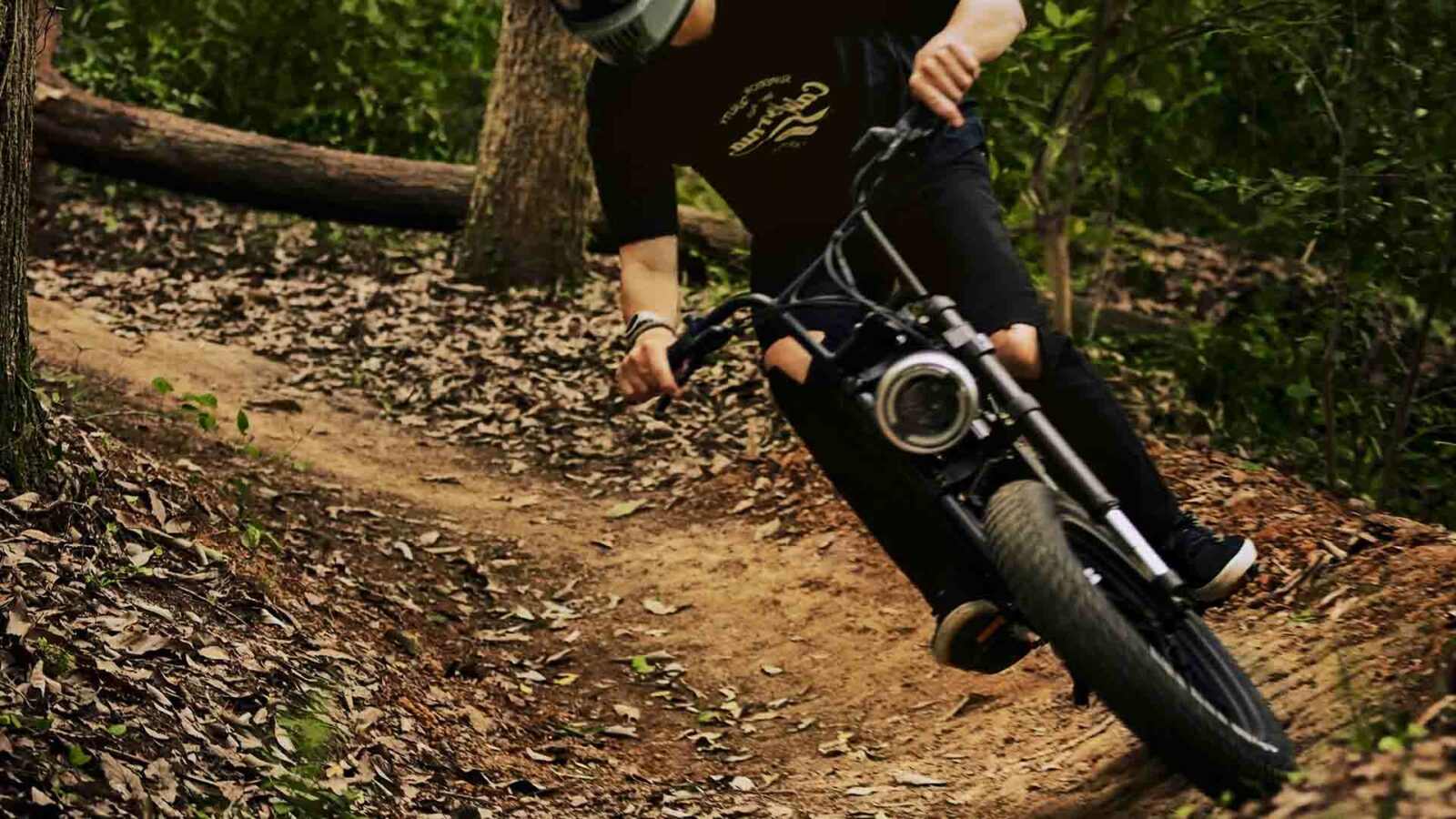 森の中の小道を電動自転車に乗る人。