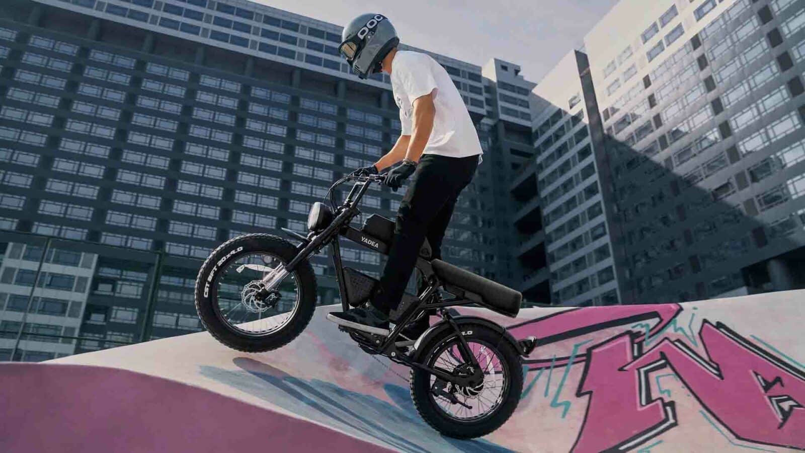 한 사람이 Trooper 01 ebike를 타고 있습니다.