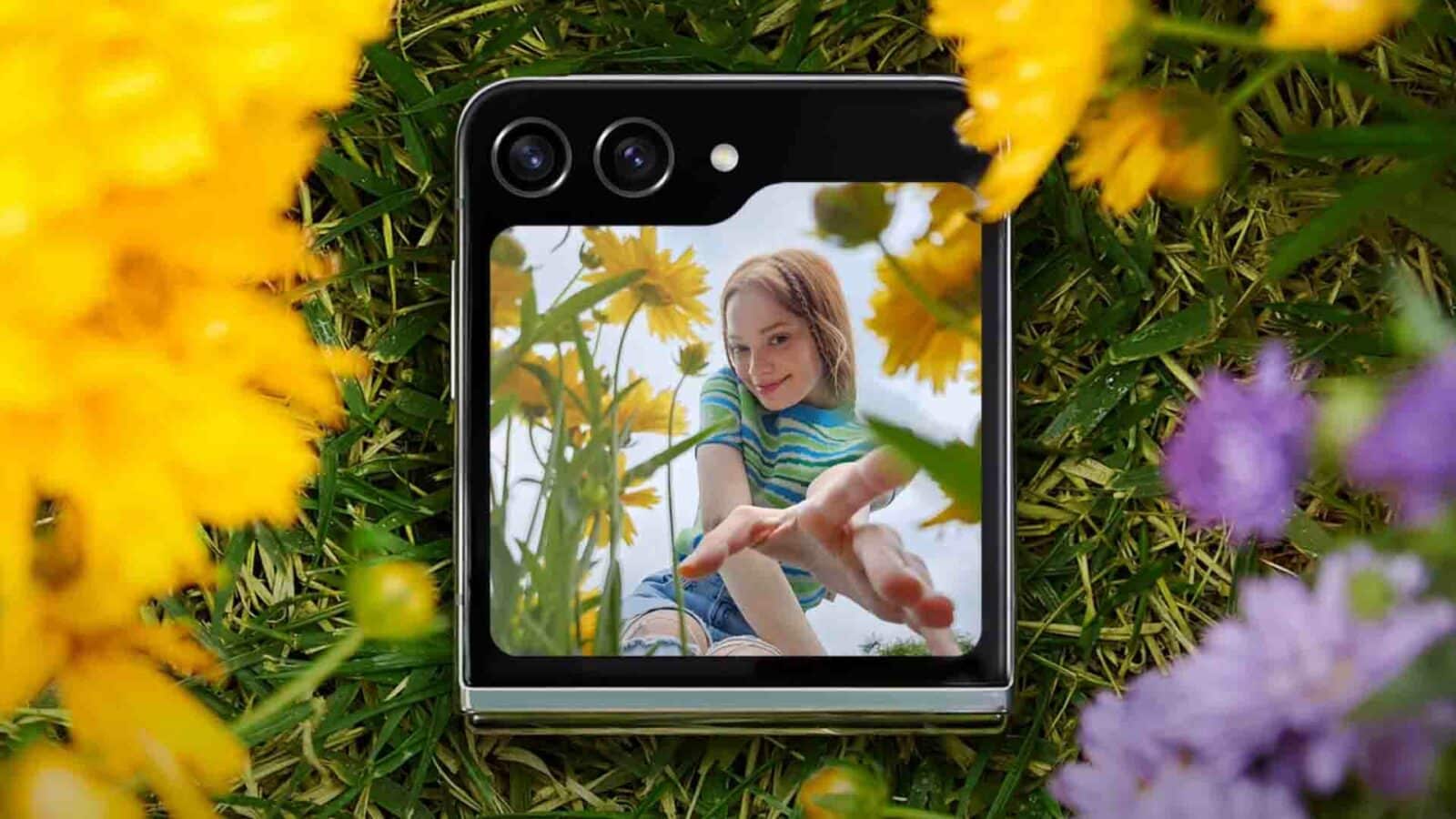 Ponsel Samsung Galaxy Z Flip 5 dengan rumput dan bunga