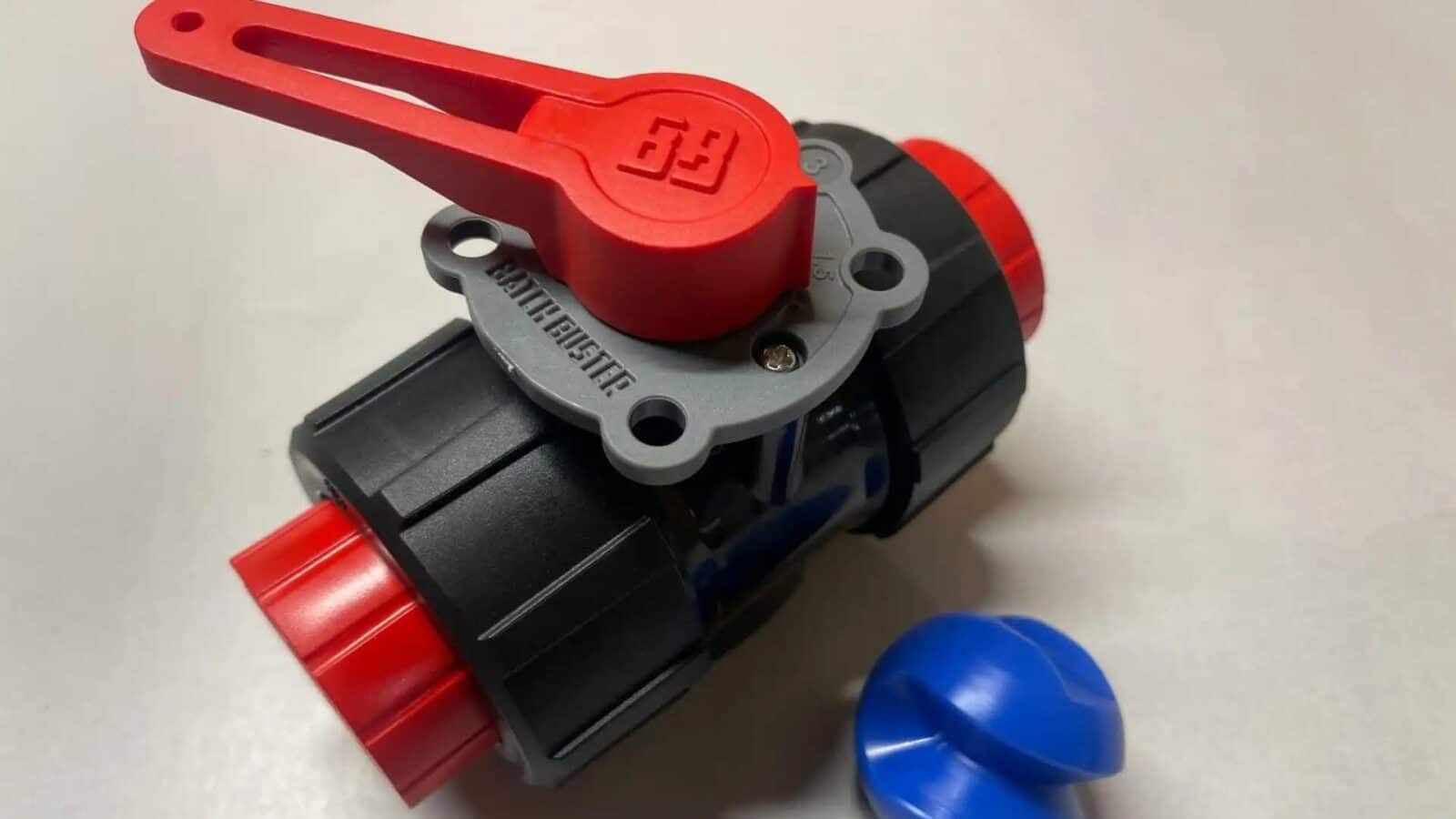 Uma alavanca vermelha de plástico LEGO está sendo manipulada dentro de casa por uma criança.