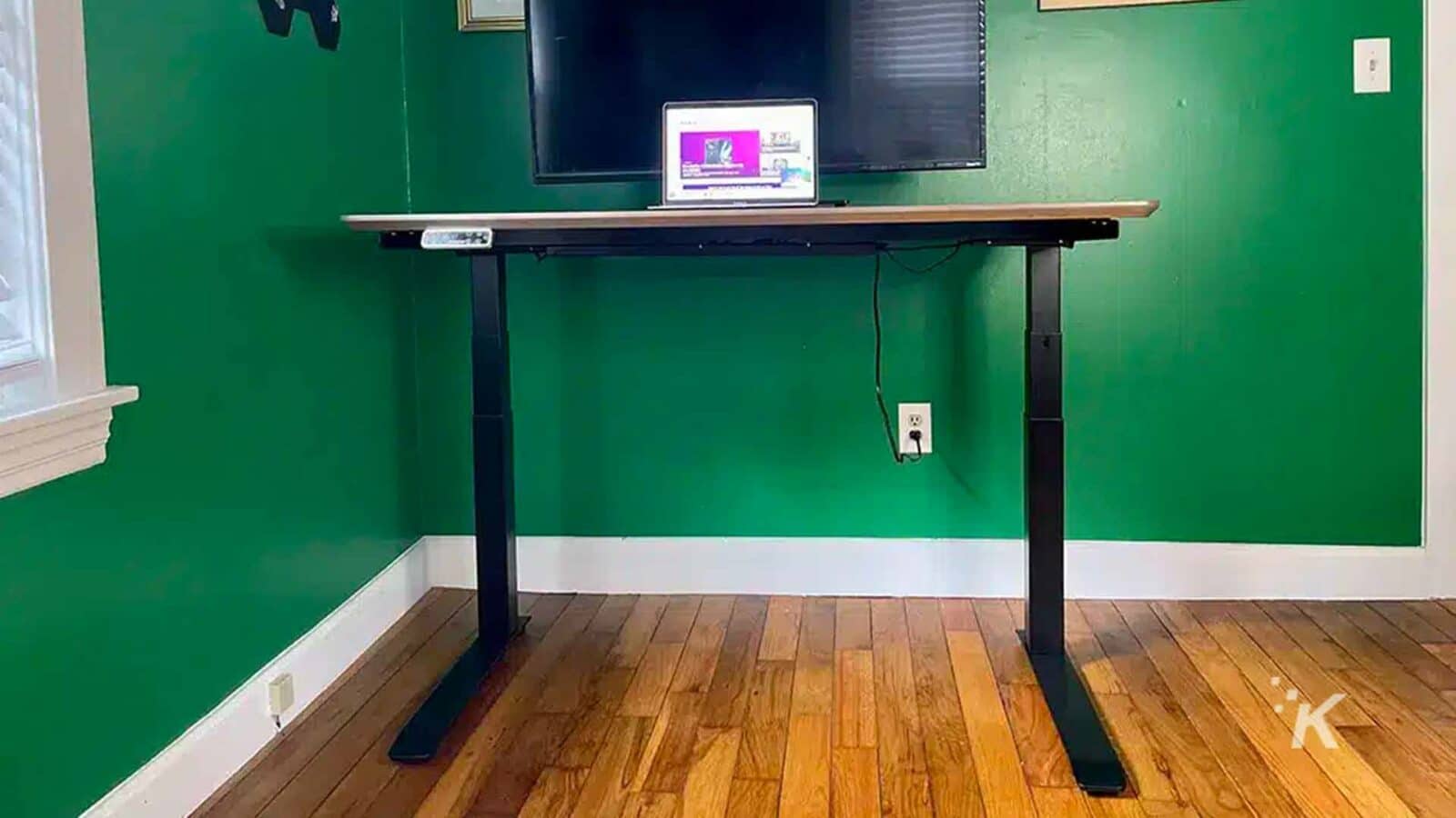 Meja memegang komputer.