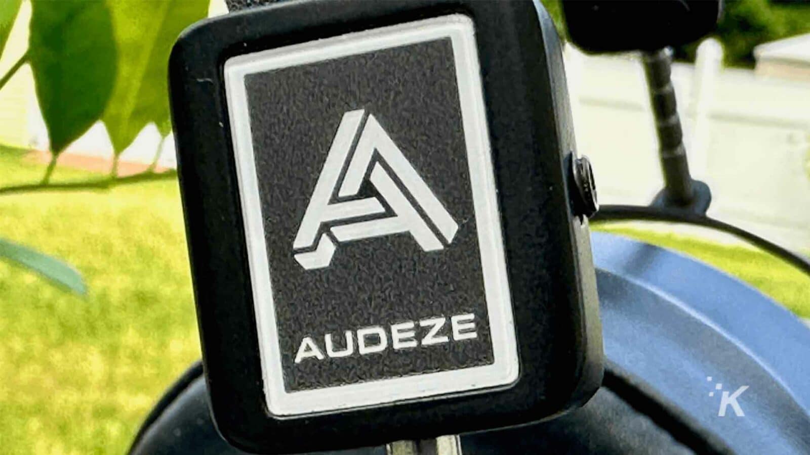 Audeza 標誌的特寫。