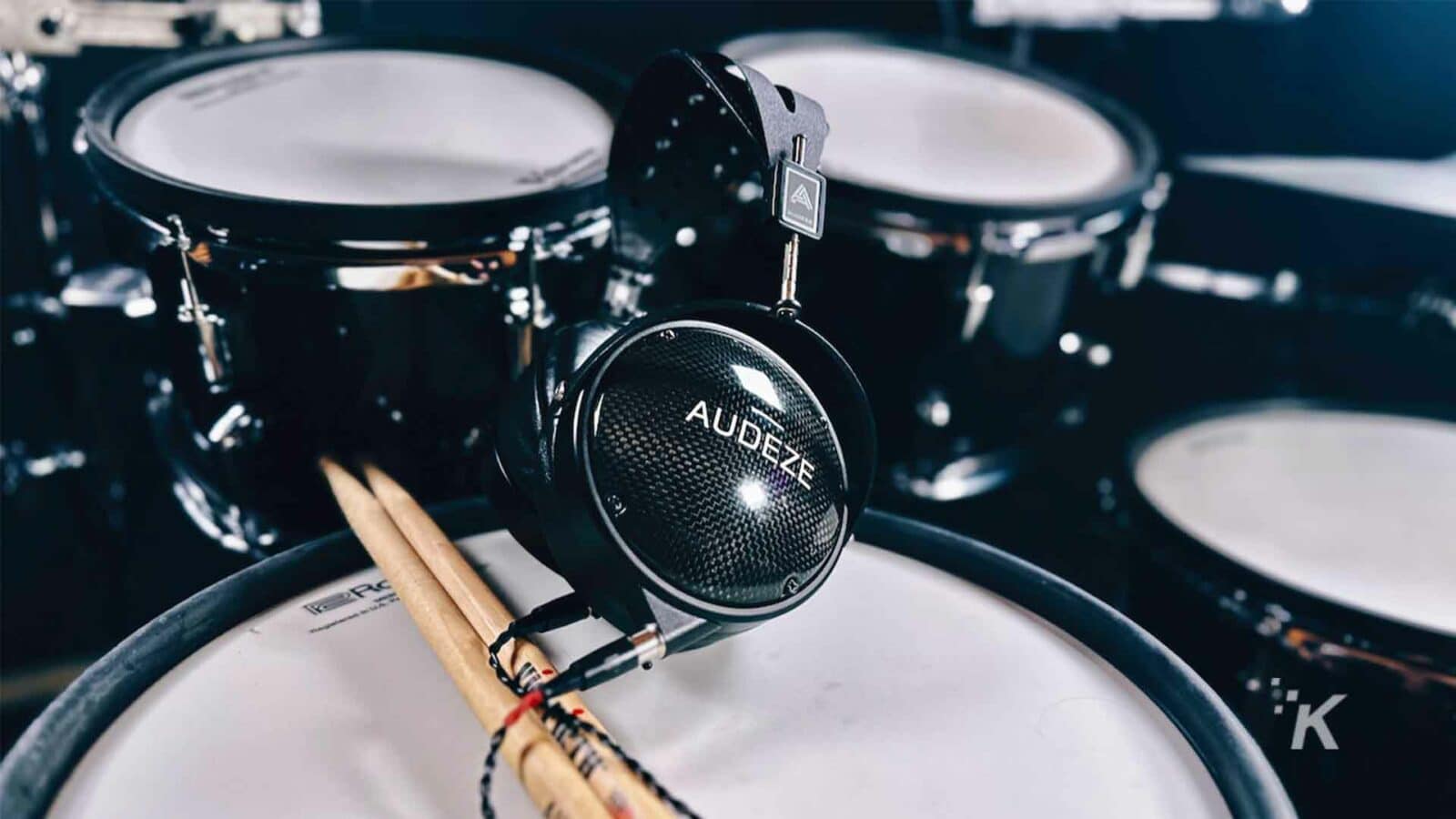 Set drum dengan satu set headphone Audeze.