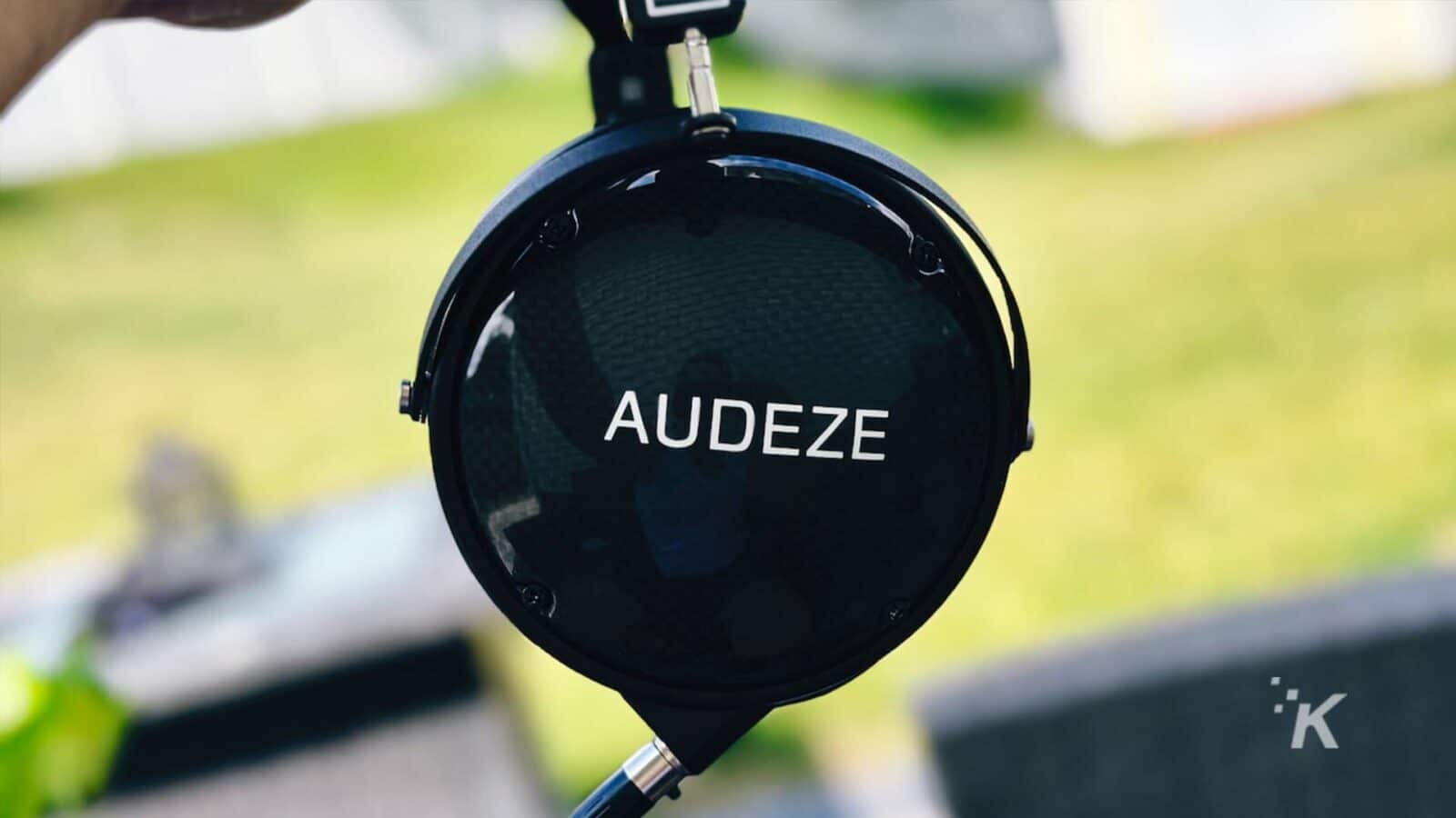 El primer plano de los auriculares Audeze