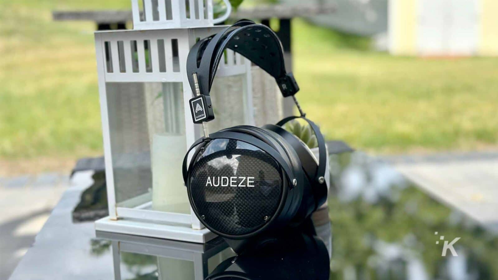 Close-up headphone Audeza.