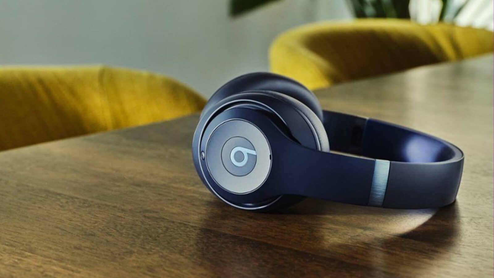 Beats Studio Pro pe o masă