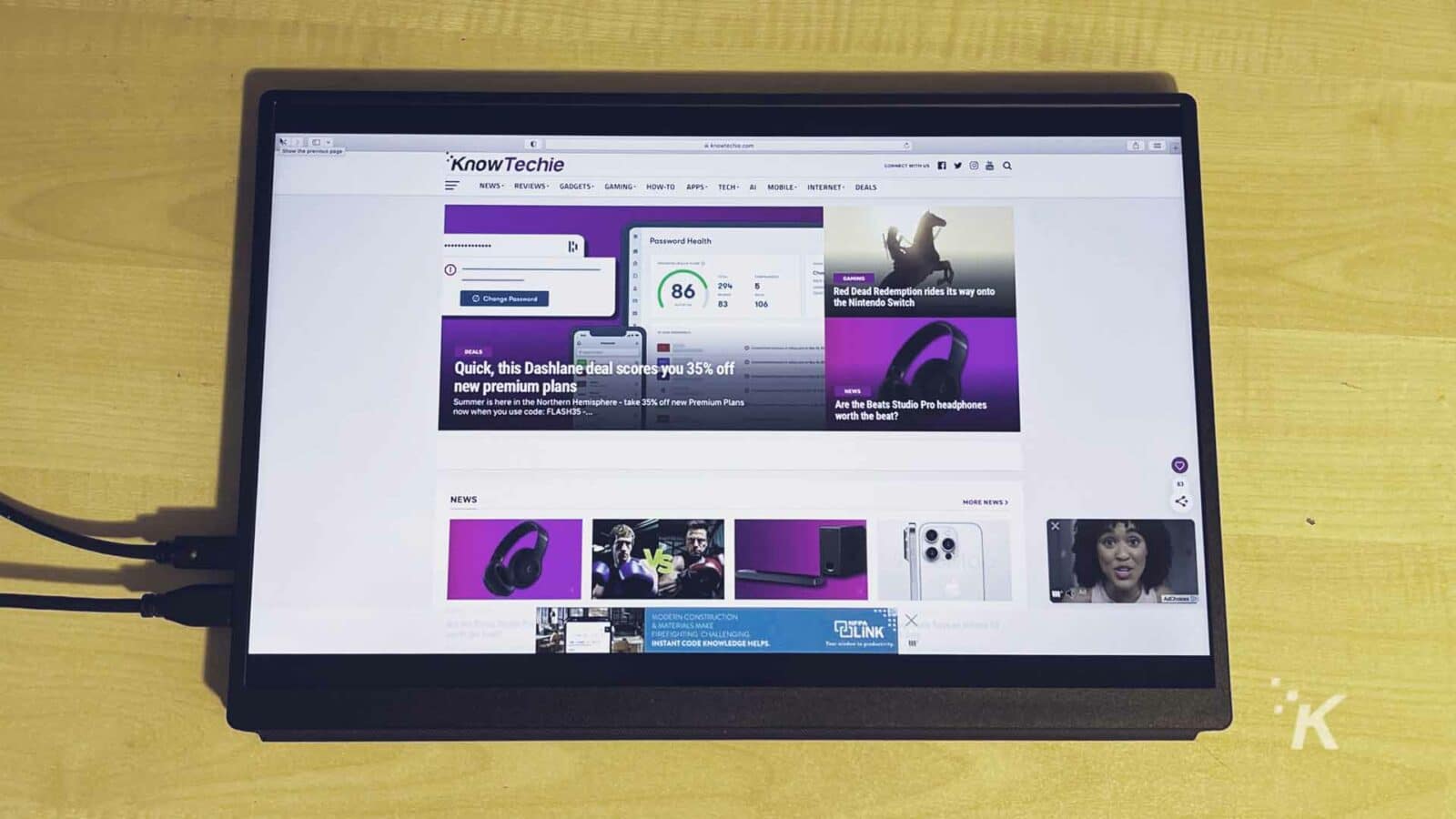 UPERFECT-portable-monitor di atas meja dengan situs web KnowTechie di layar