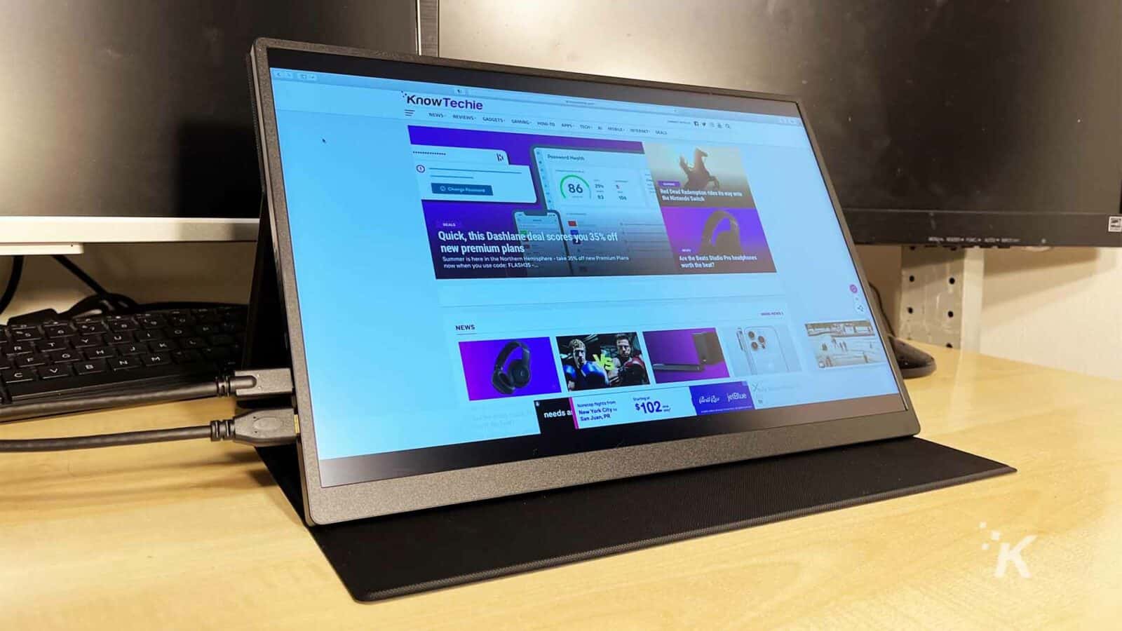 UPERFECT-portable-monitor di atas meja dengan situs web KnowTechie di layar