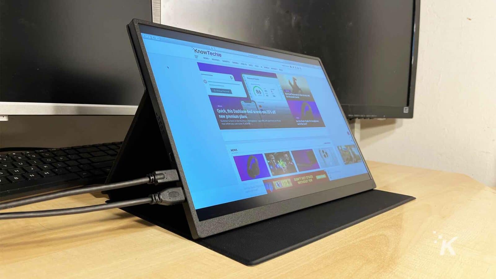 UPERFECT-portable-monitor di atas meja dengan situs web KnowTechie di layar