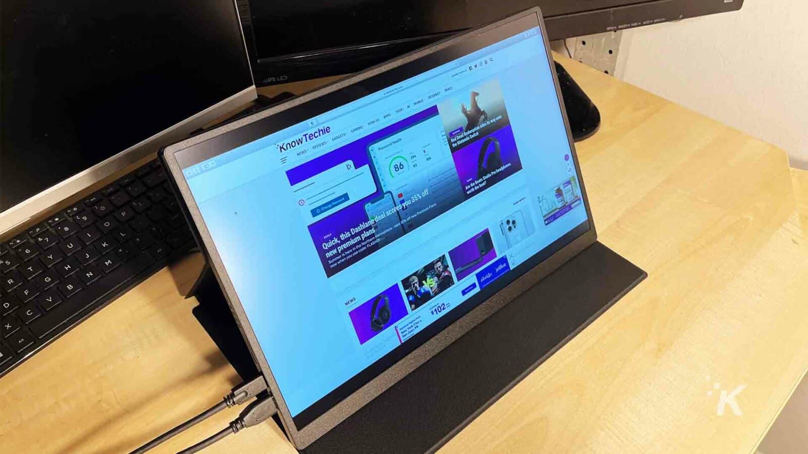 UPERFECT-portable-monitor di atas meja dengan situs web KnowTechie di layar