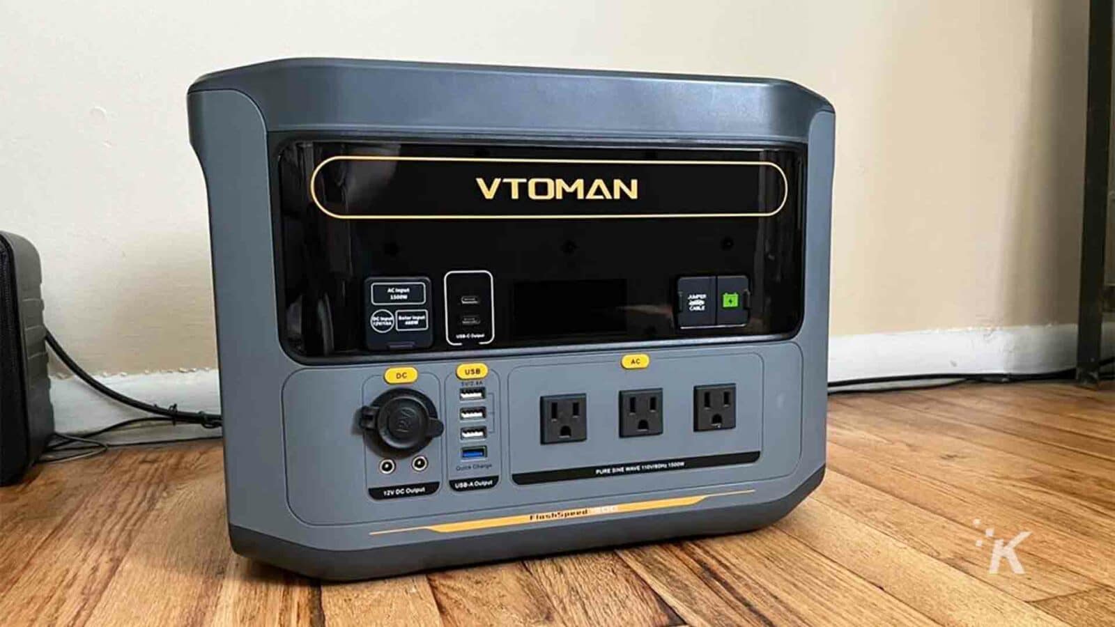 die VTOMAN FlashSpeed ​​1500 Power Station im Wohnzimmer