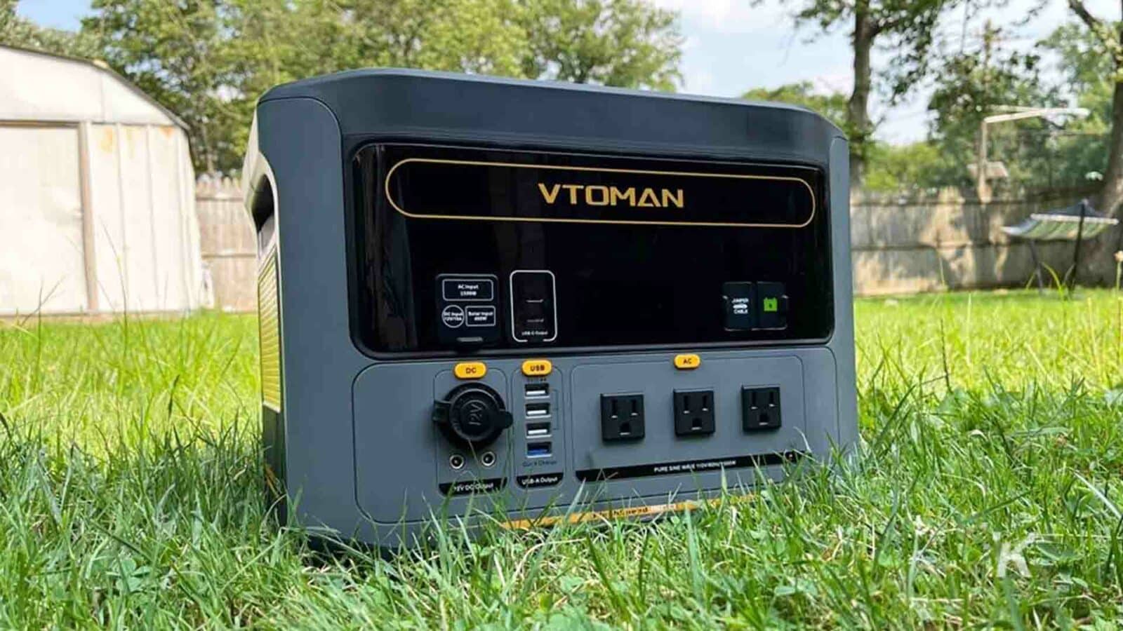 محطة الطاقة VTOMAN FlashSpeed ​​1500 على العشب في الهواء الطلق