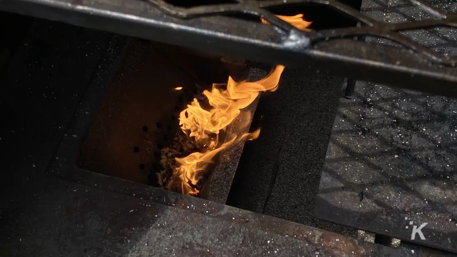 Pelletgrill mit tosenden Flammen