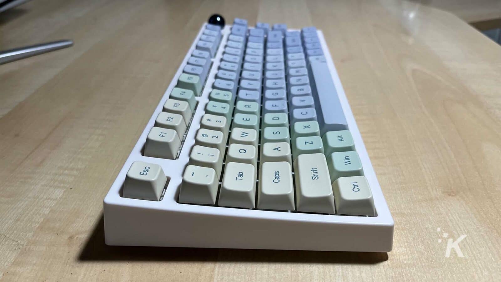 Teclado EPOMAKER TH80 PRO lado izquierdo superior