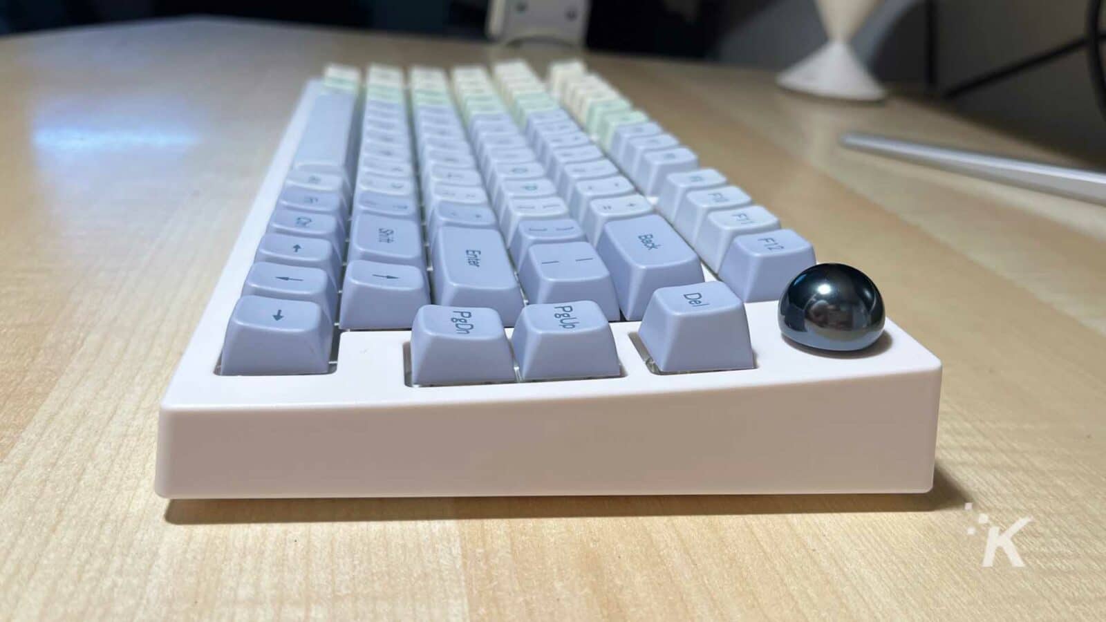 Tastatură EPOMAKER TH80 PRO pe partea dreaptă