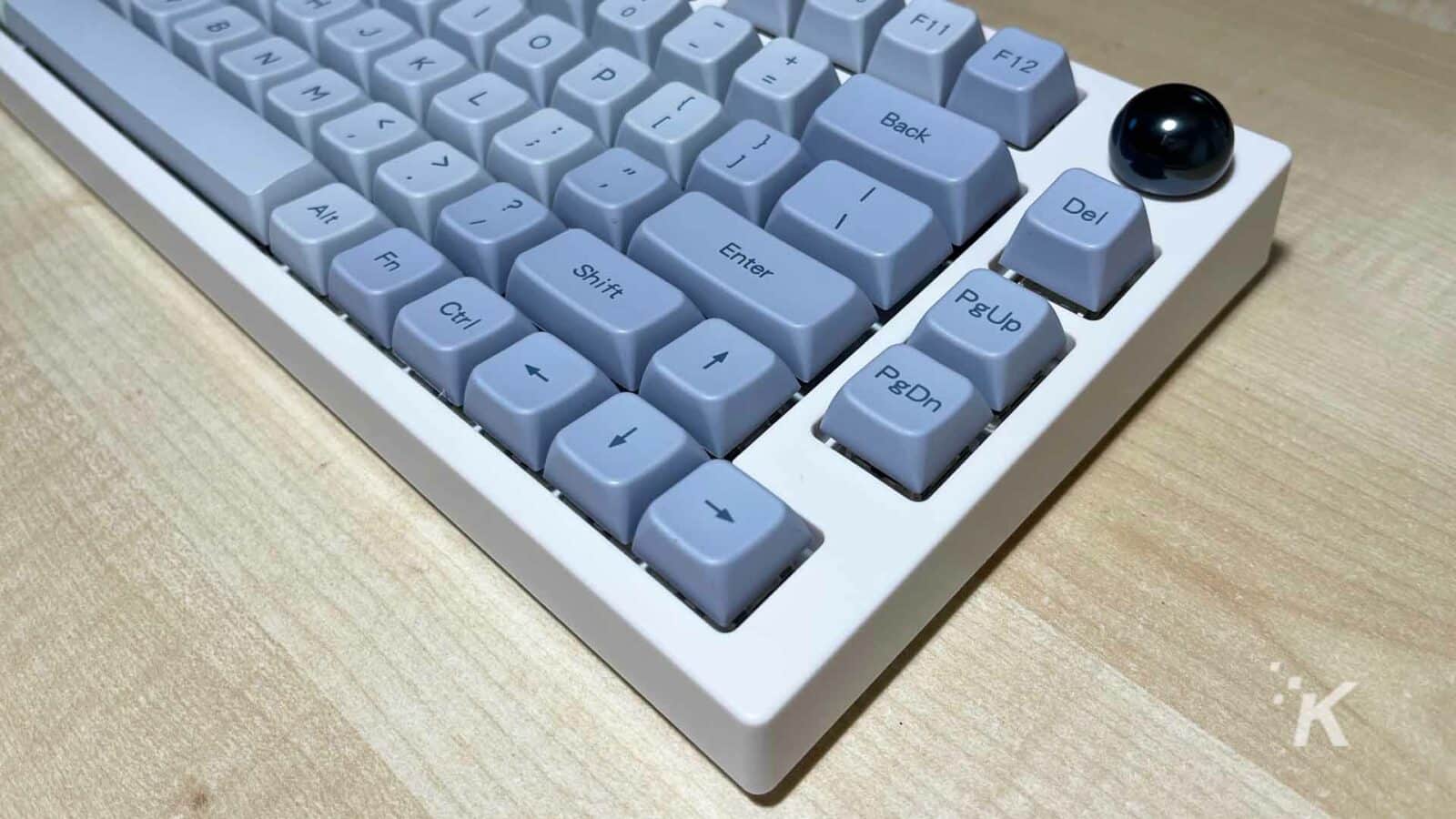 Tastatură EPOMAKER TH80 PRO pe partea dreaptă