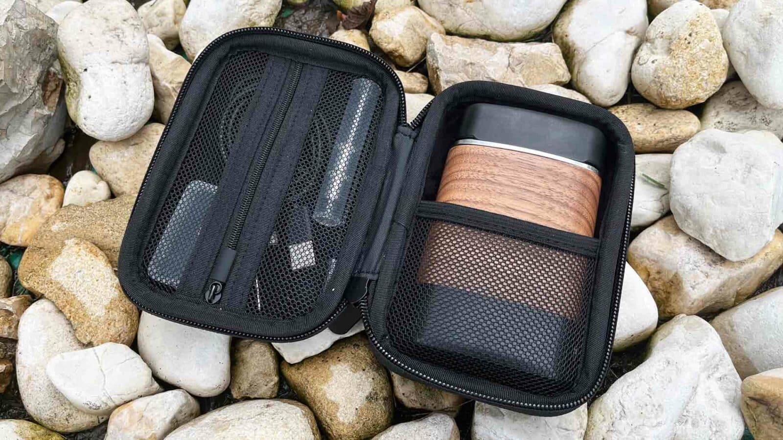 Vaporisateur portable Angus par YLLVAPE à l'extérieur près des rochers