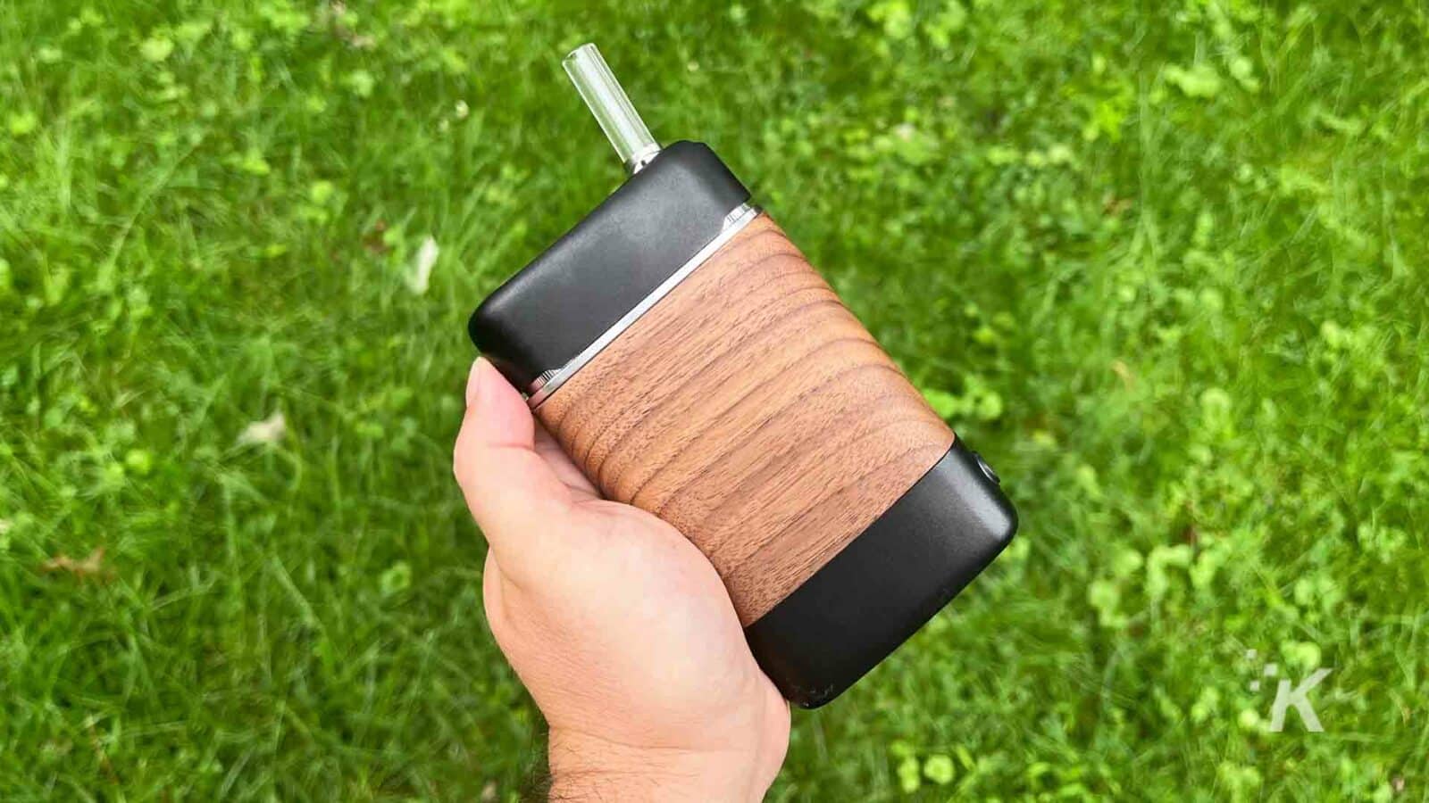 Vaporizador portátil Angus de YLLVAPE para exteriores en la mano.