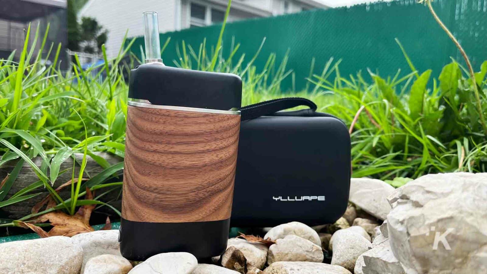 Vaporizador halógeno Angus de YLLVAPE al aire libre junto a rocas