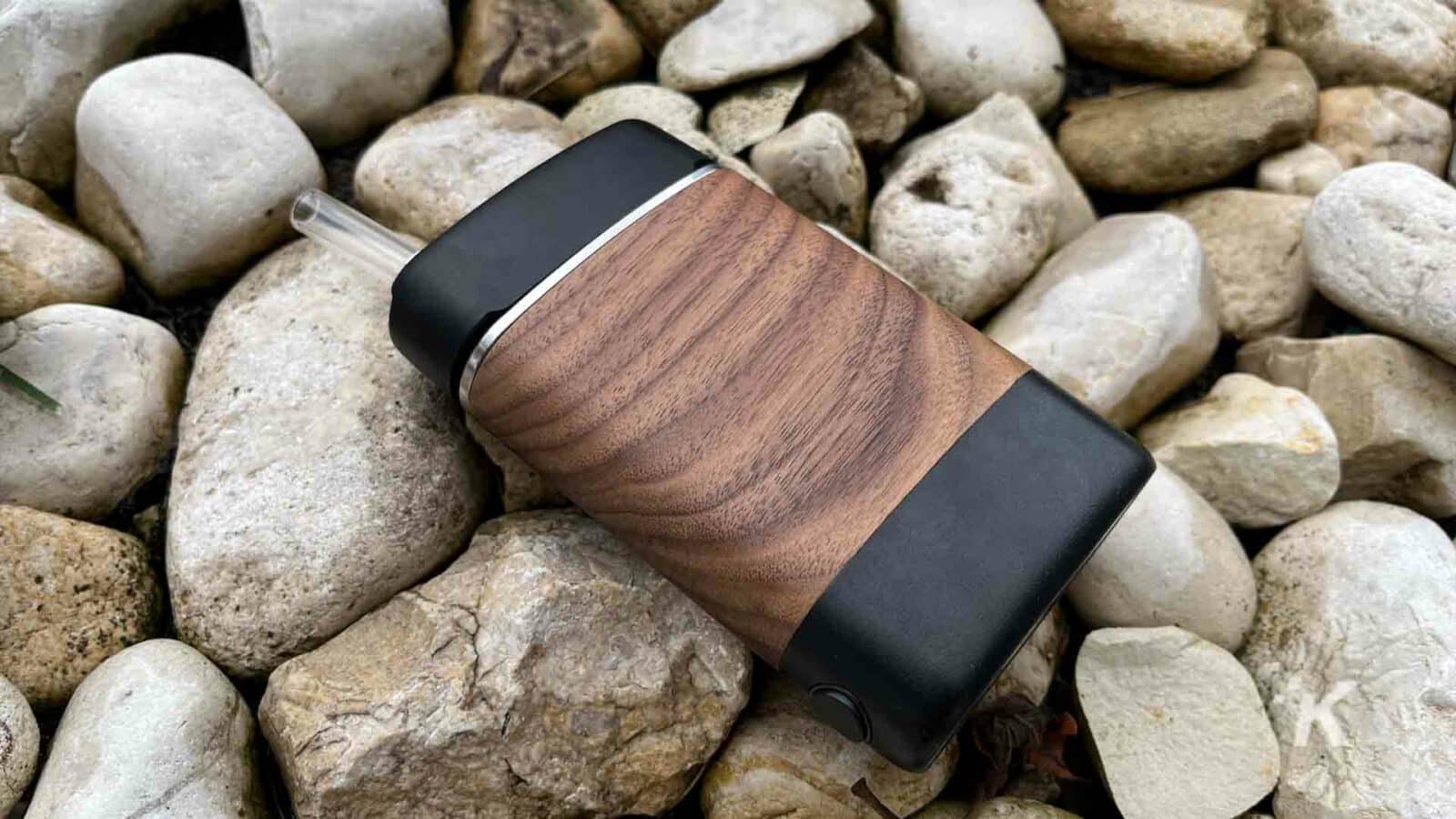 Vaporisateur halogène Angus par YLLVAPE à l'extérieur près des rochers