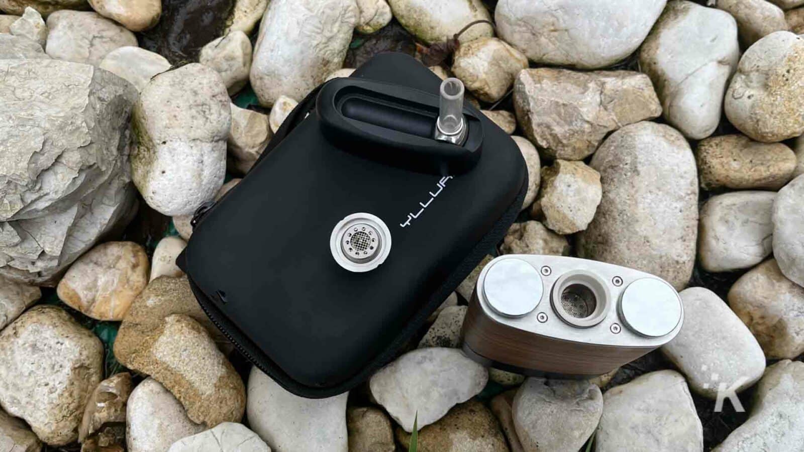 Vaporizzatore alogeno Angus di YLLVAPE all'aperto vicino alle rocce