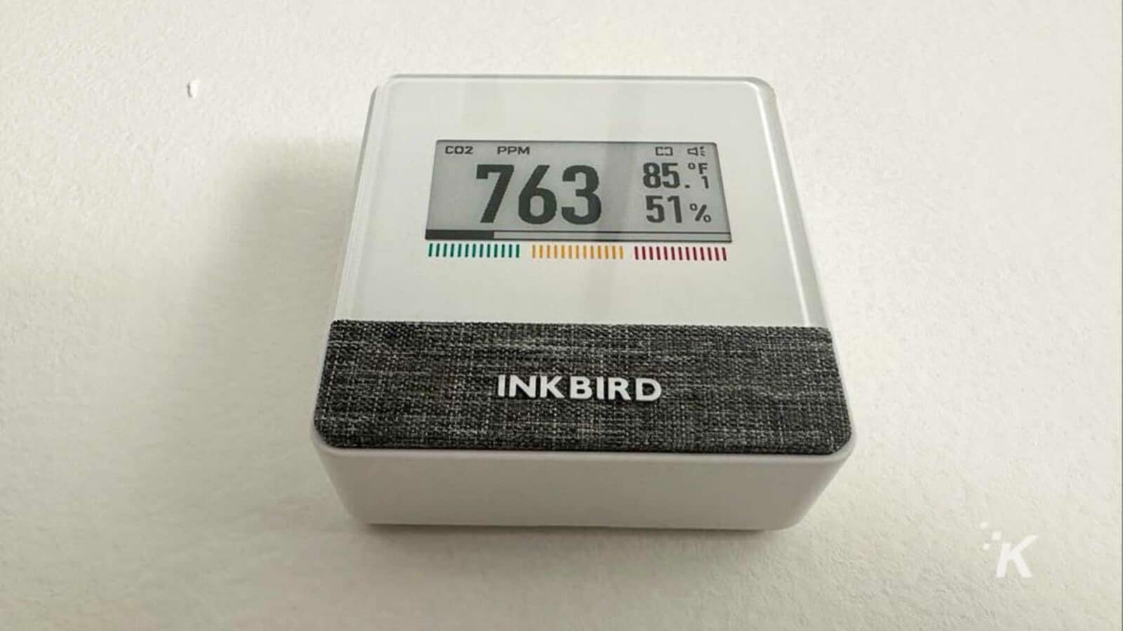 INK BIRD Monitor berkualitas cerdas di dinding