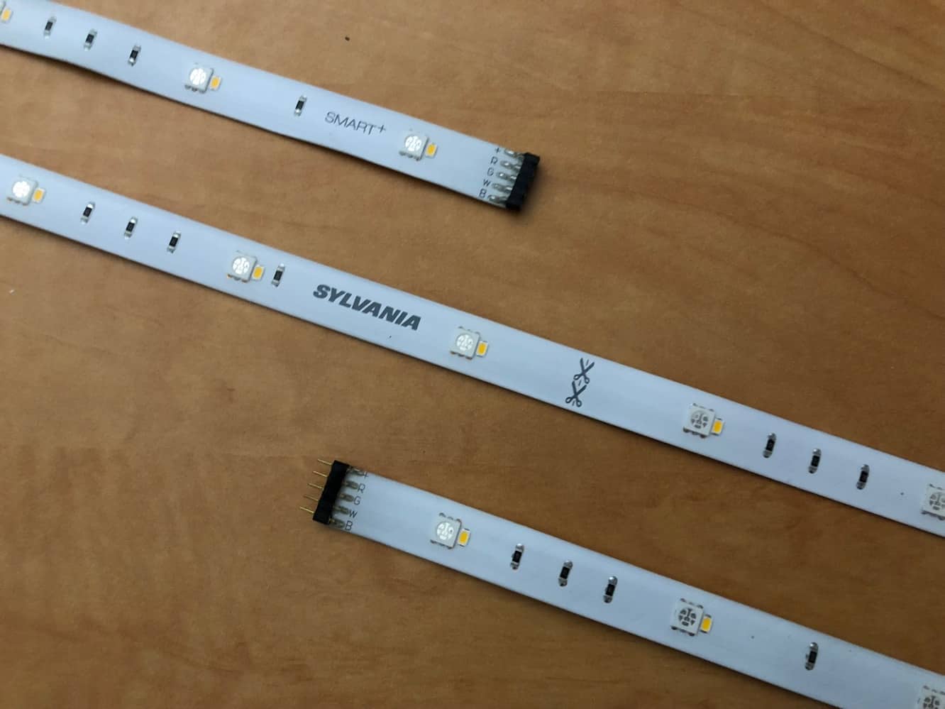 Bewertung: Sylvania Smart+ weiche weiße LED-Glühbirne, vollfarbige LED-Glühbirne + vollfarbiger LED-Flexstreifen