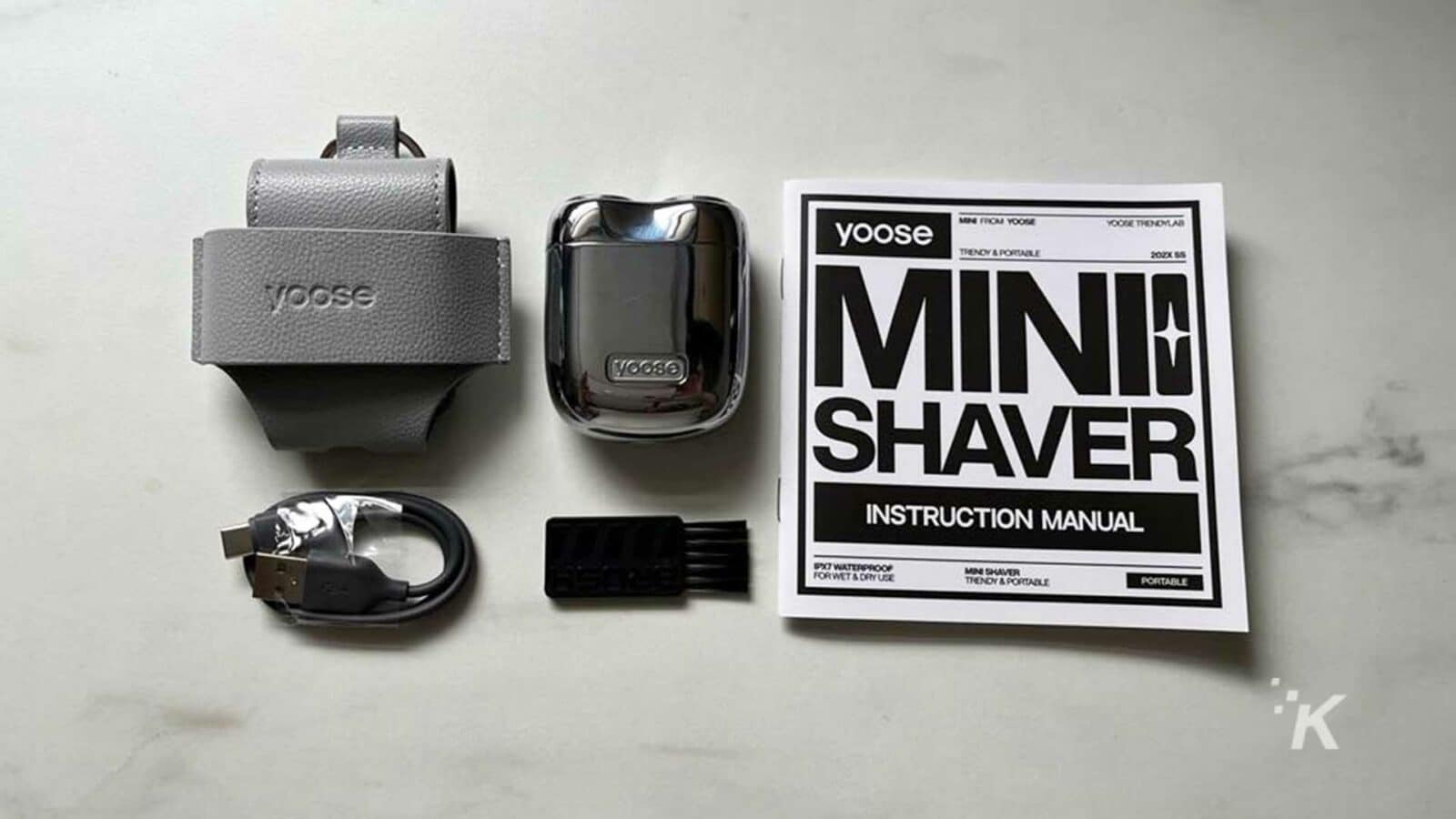 Această imagine este un manual de instrucțiuni pentru un mini aparat de ras rezistent la apă, umed și uscat numit 202X 85 Mini Vooso Shaver. Text complet: yoose LEON FROM YOUGE YOUGE THENDRAB TRENDY & PORTABLE 202X 85 MINI voose VOOSO MANUAL DE INSTRUCȚIUNI MAȘER PX7 WATERPROOF FORWET & DRYUEZ MIN TRENDY & PORTABLE PORTABLE 'K