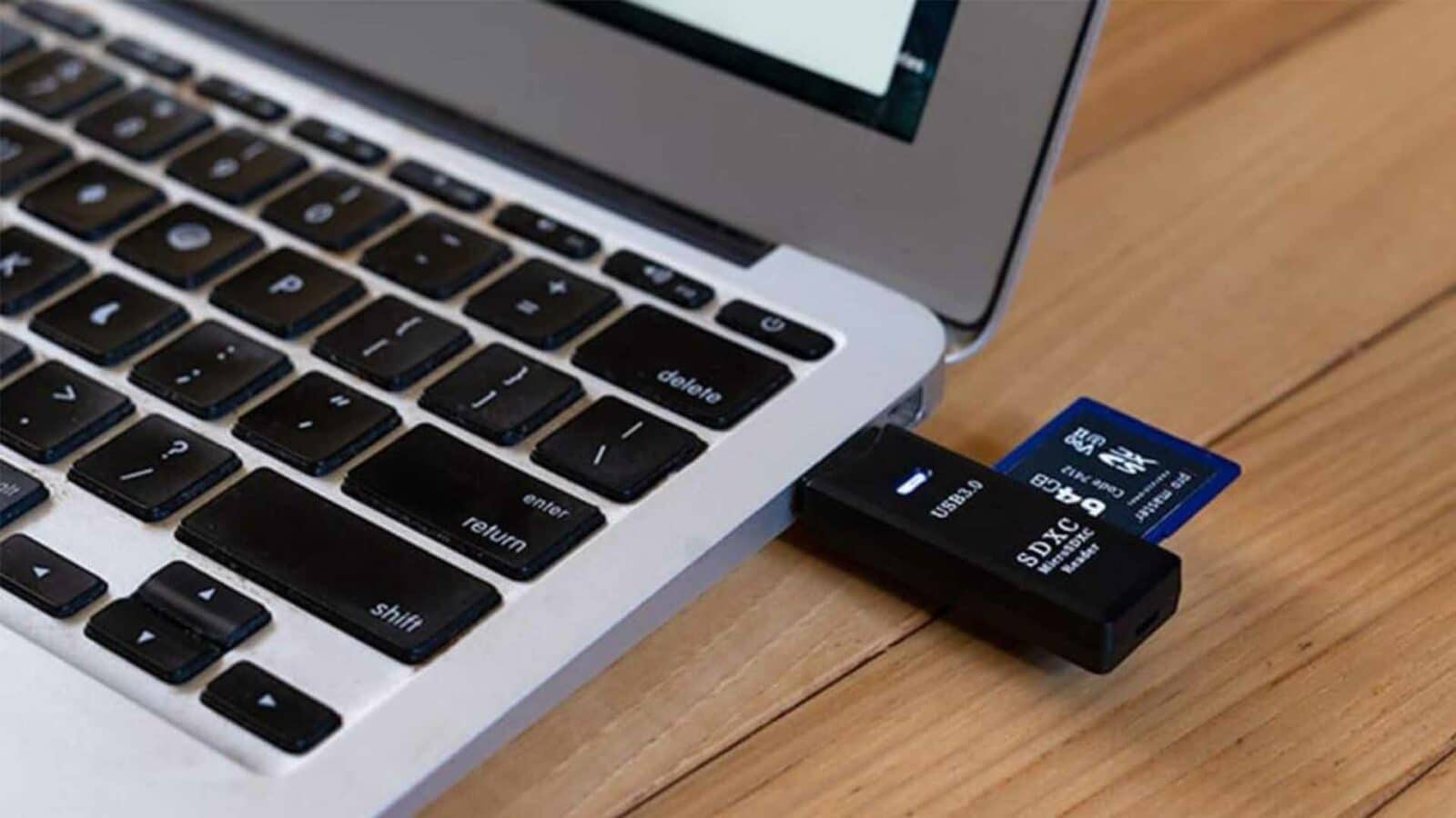 キーボード、タッチパッド、USB3.0、SDXC、その他のマルチメディア コンポーネントを備えた屋内用ラップトップ。